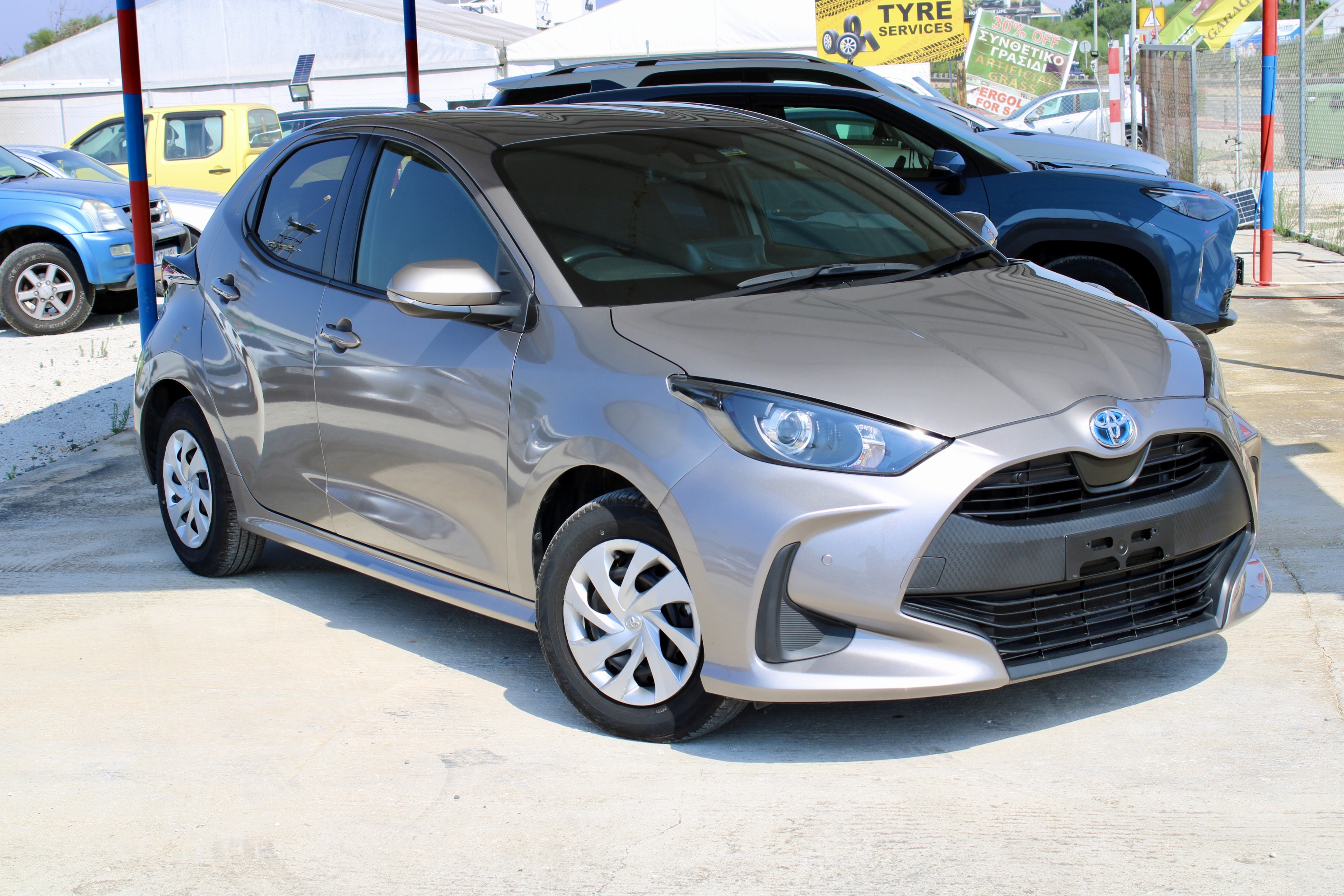 
								Toyota Yaris Hybrid full									