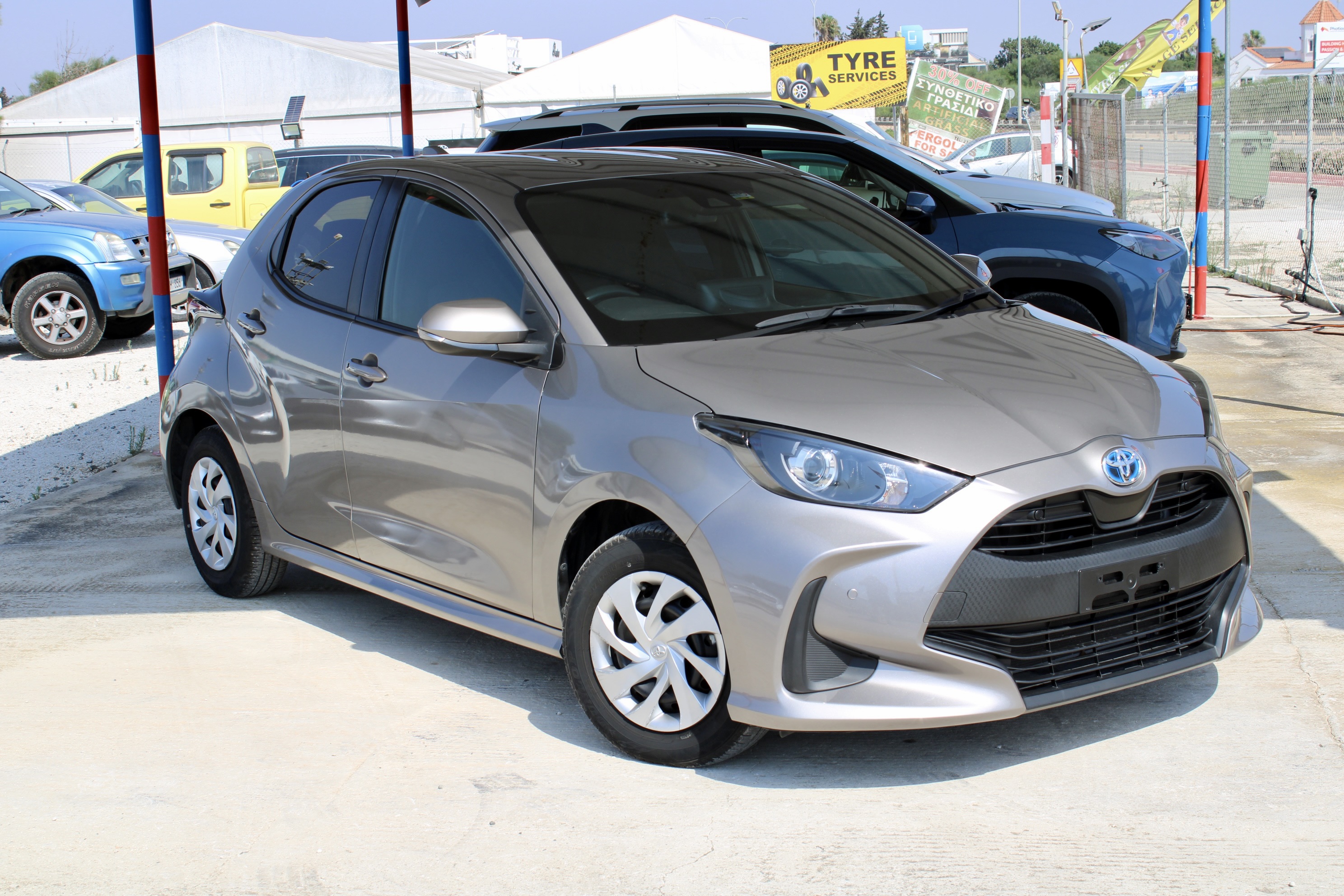 
								Toyota Yaris Hybrid full									