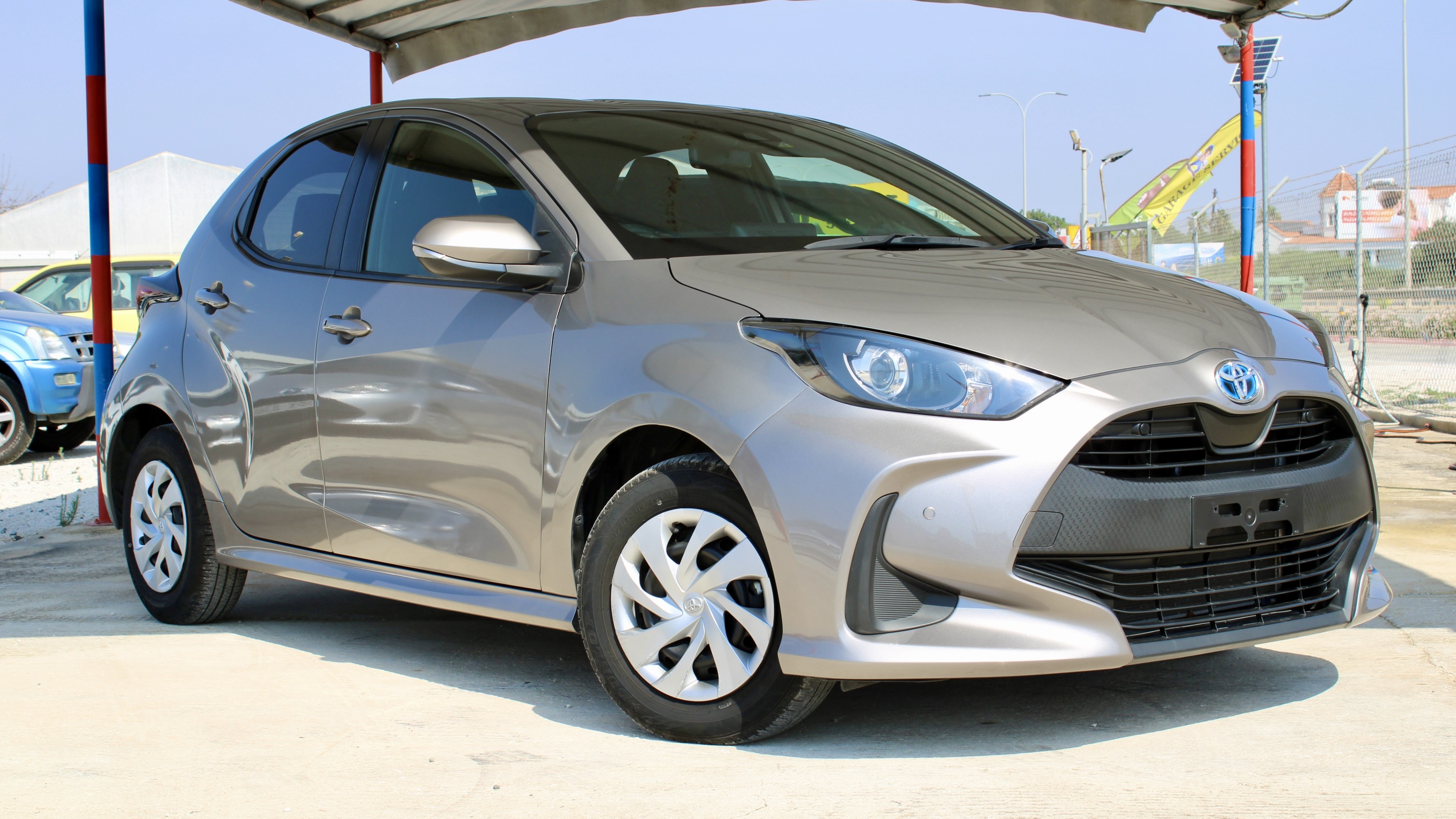 
								Toyota Yaris Hybrid full									