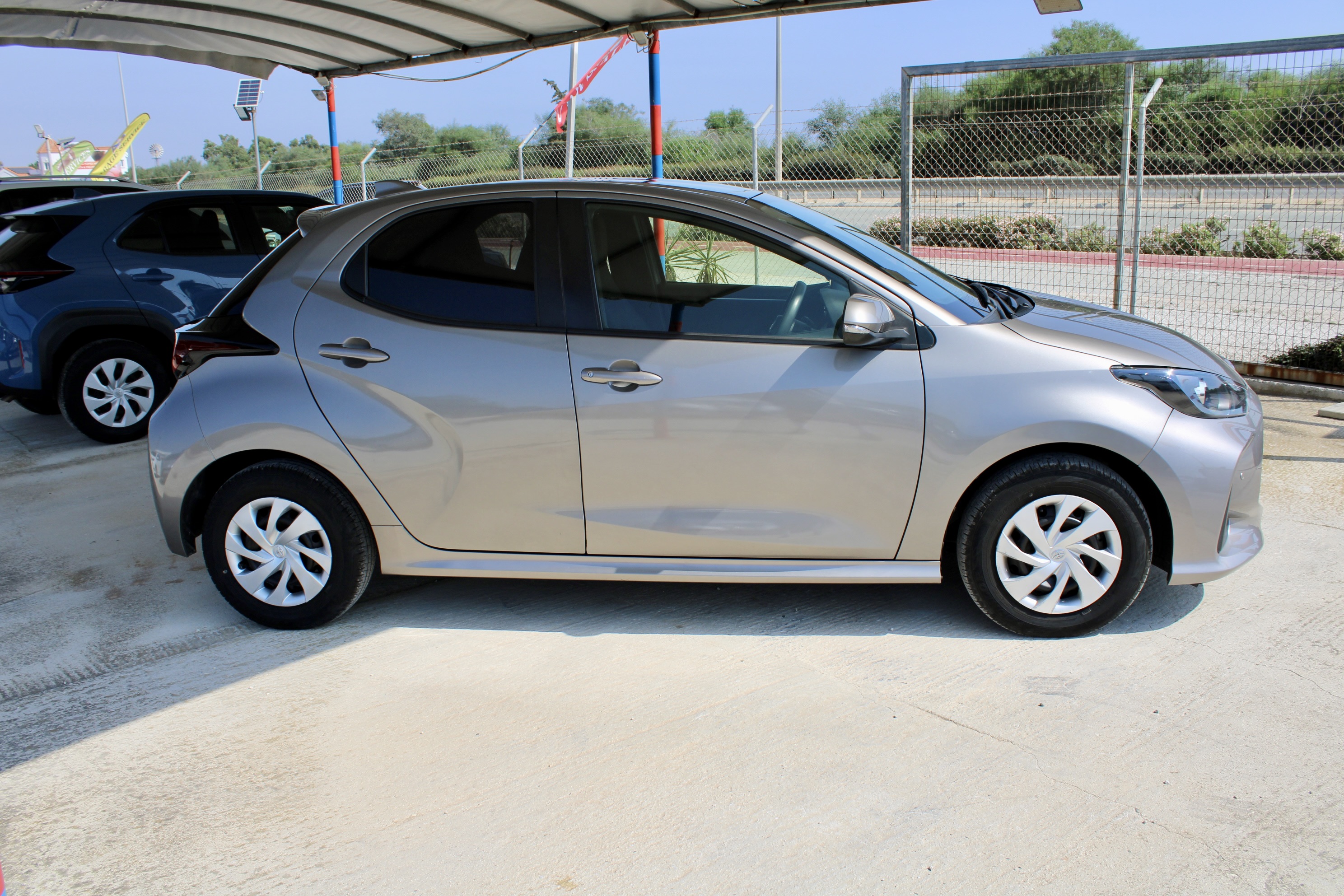 
								Toyota Yaris Hybrid full									