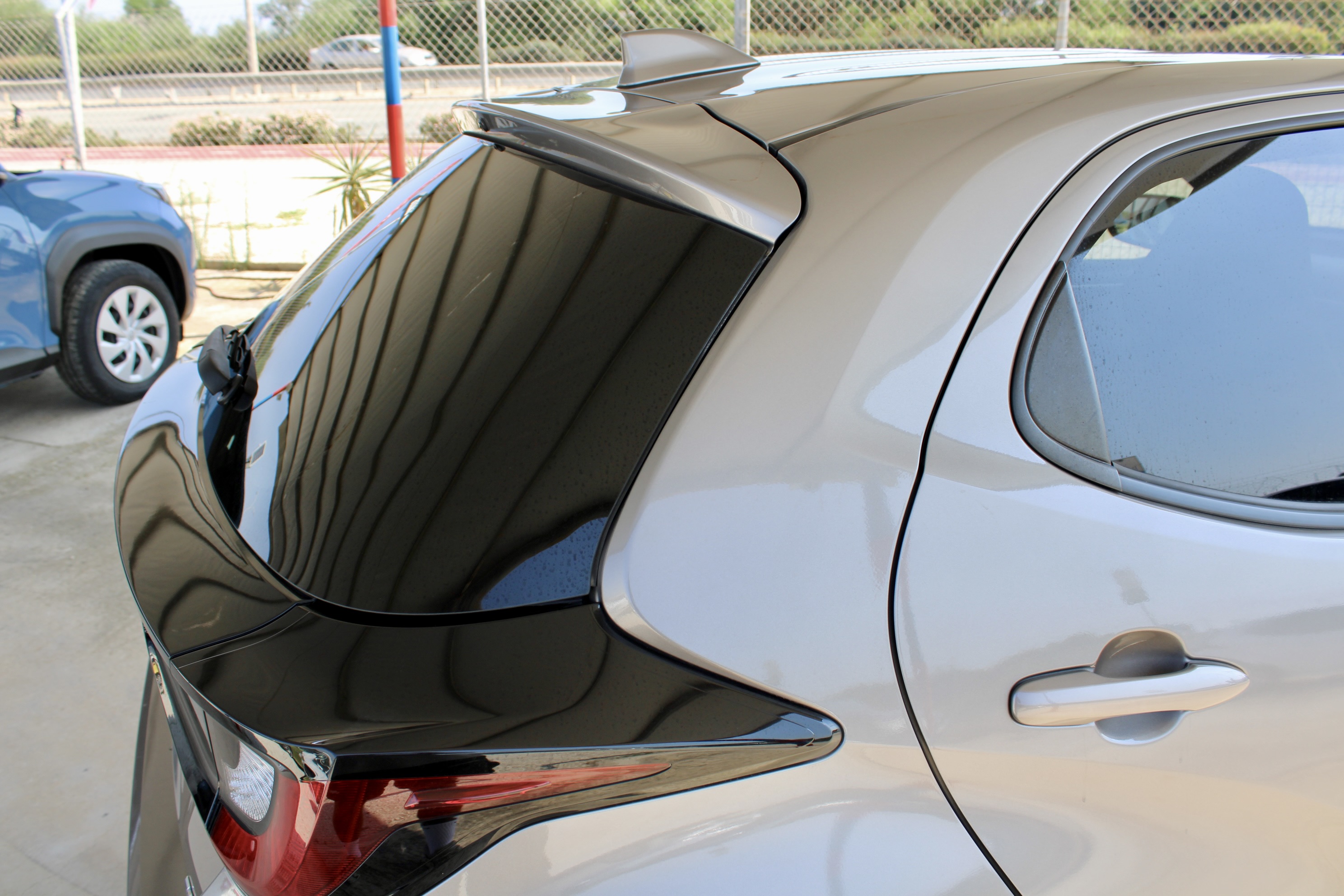 
								Toyota Yaris Hybrid full									