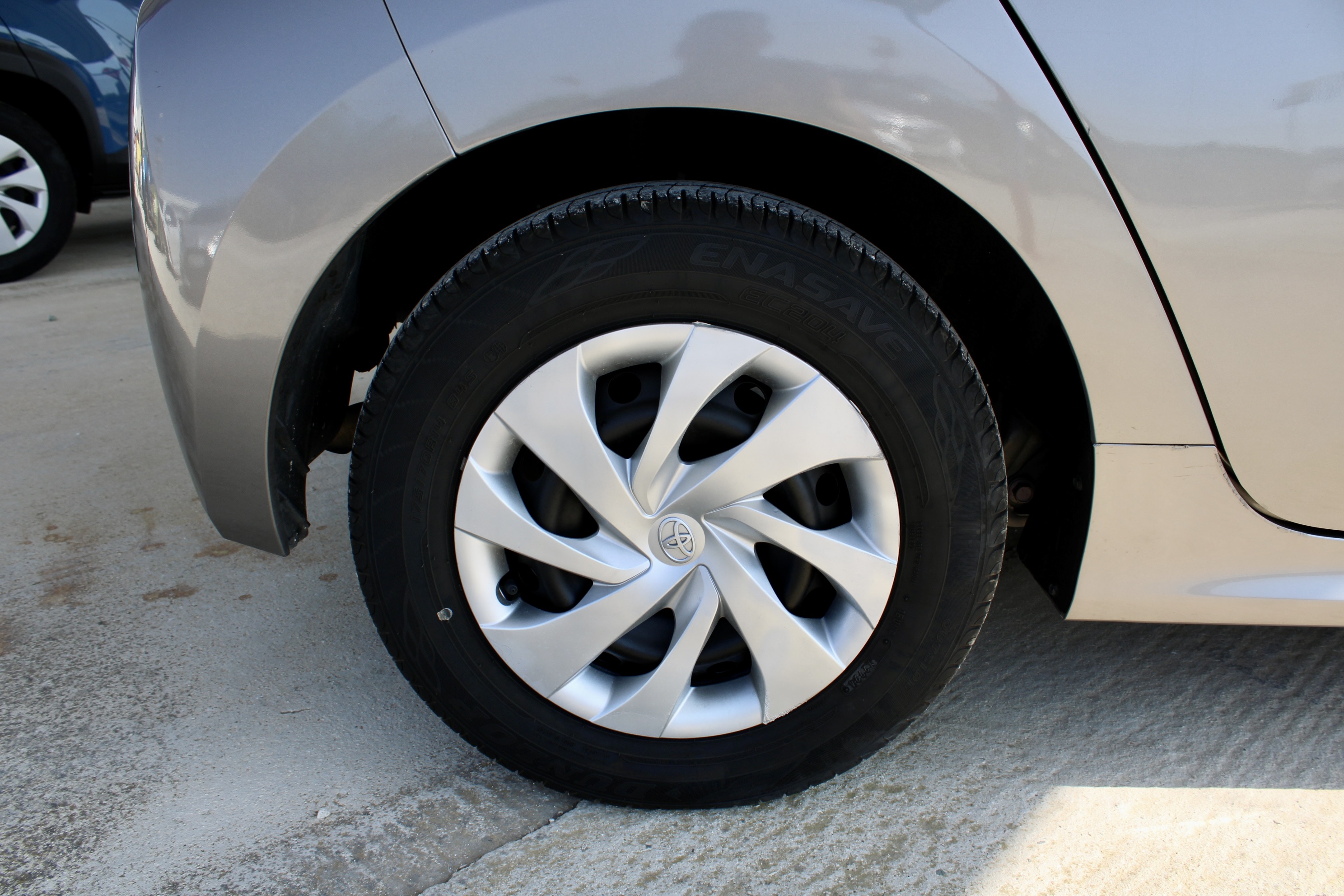
								Toyota Yaris Hybrid full									