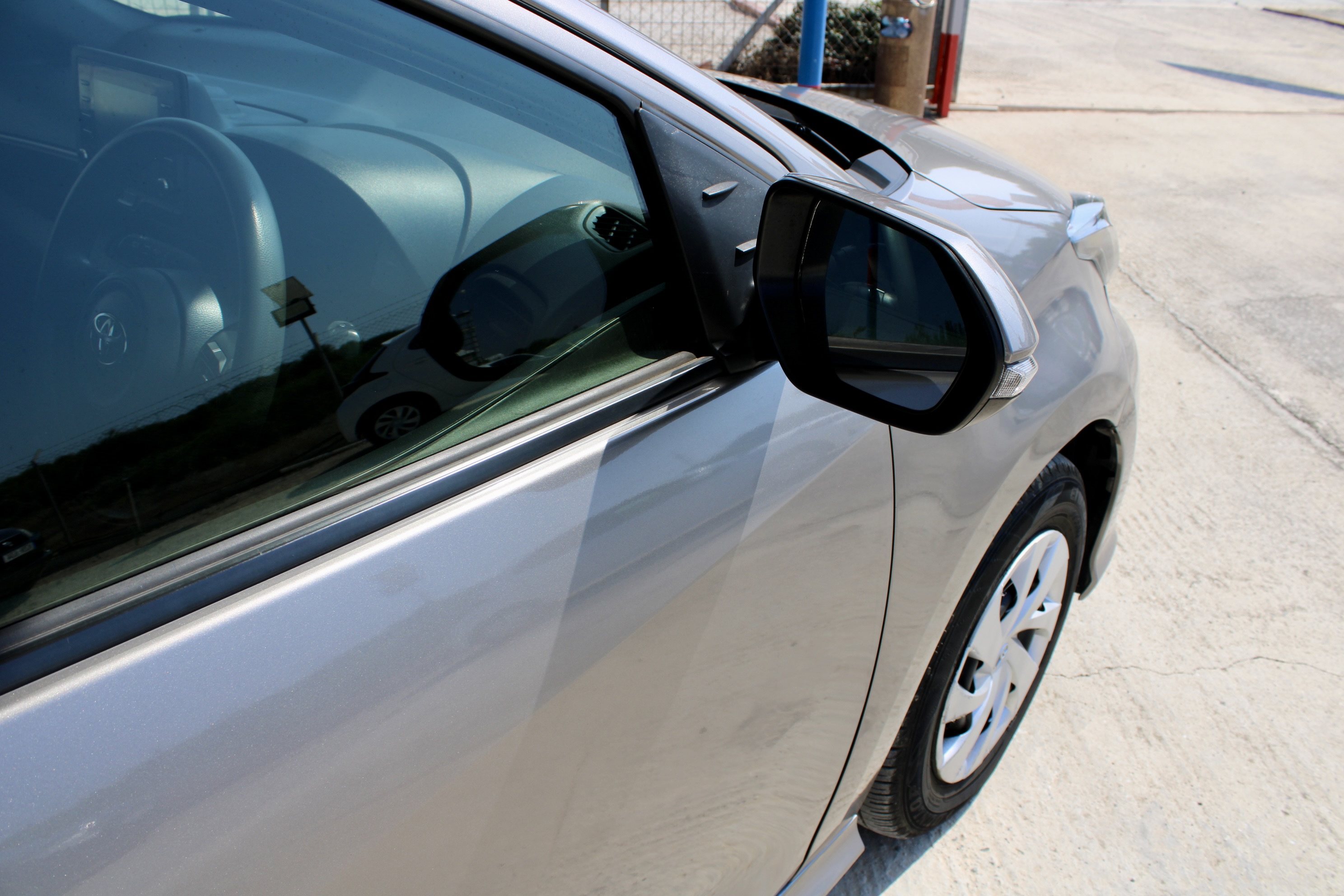 
								Toyota Yaris Hybrid full									