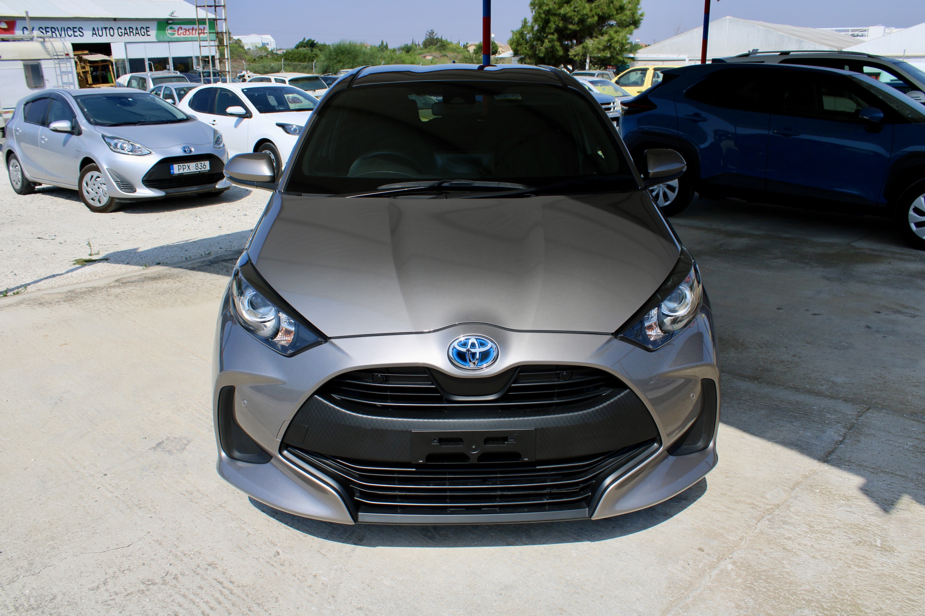 
								Toyota Yaris Hybrid full									