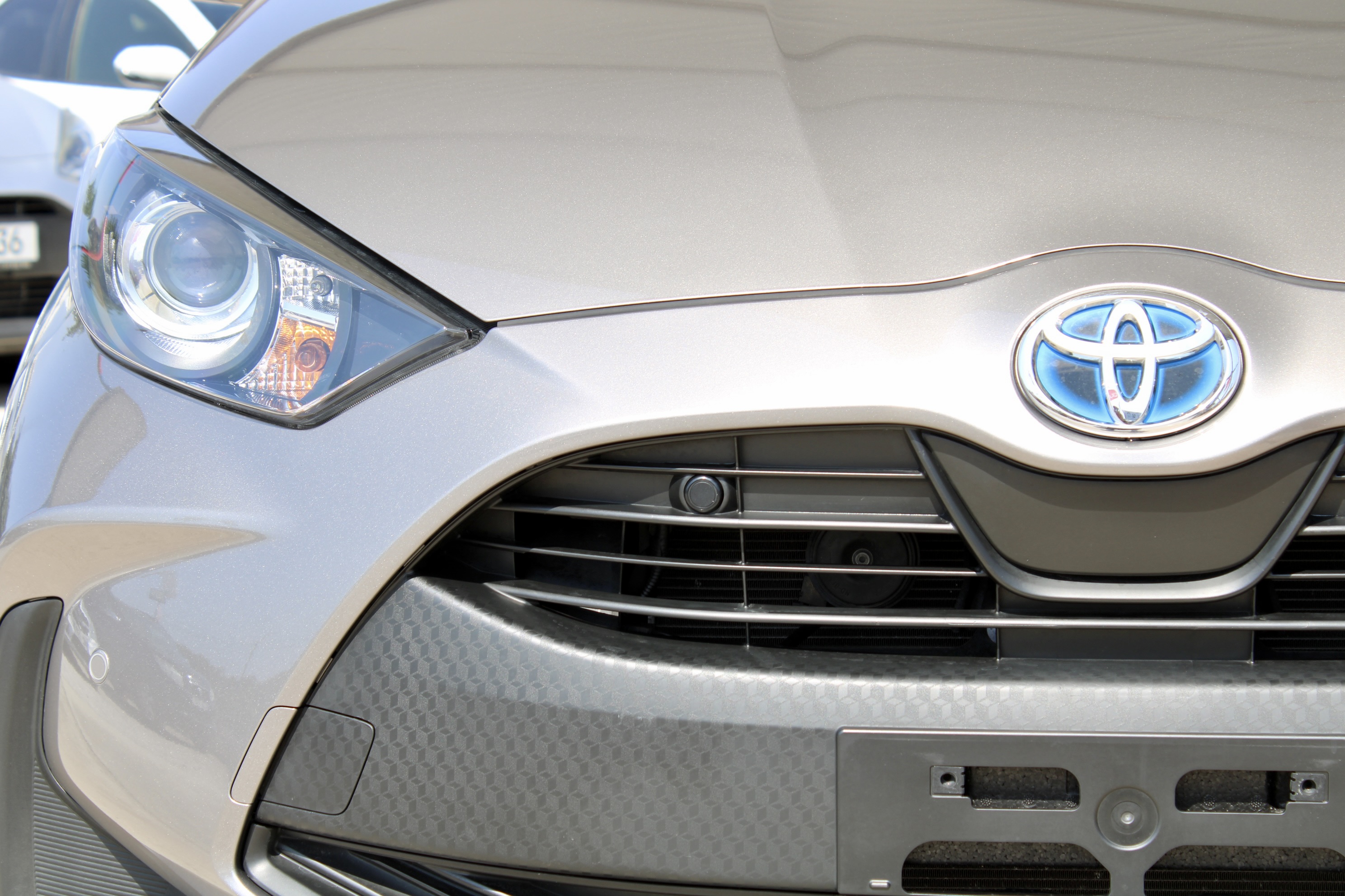 
								Toyota Yaris Hybrid full									