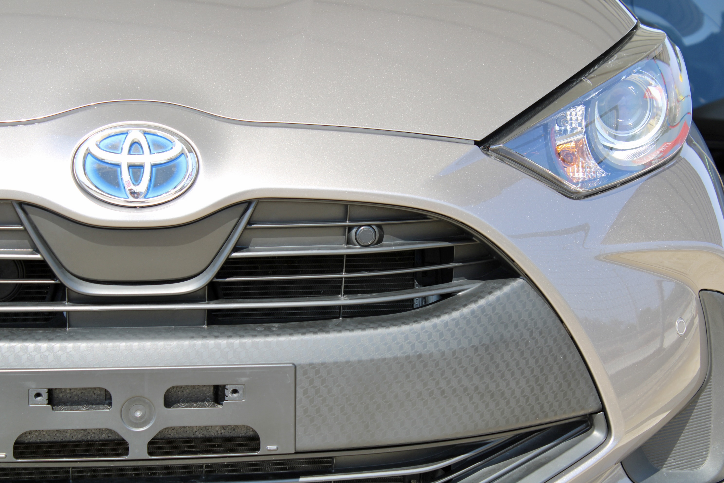 
								Toyota Yaris Hybrid full									