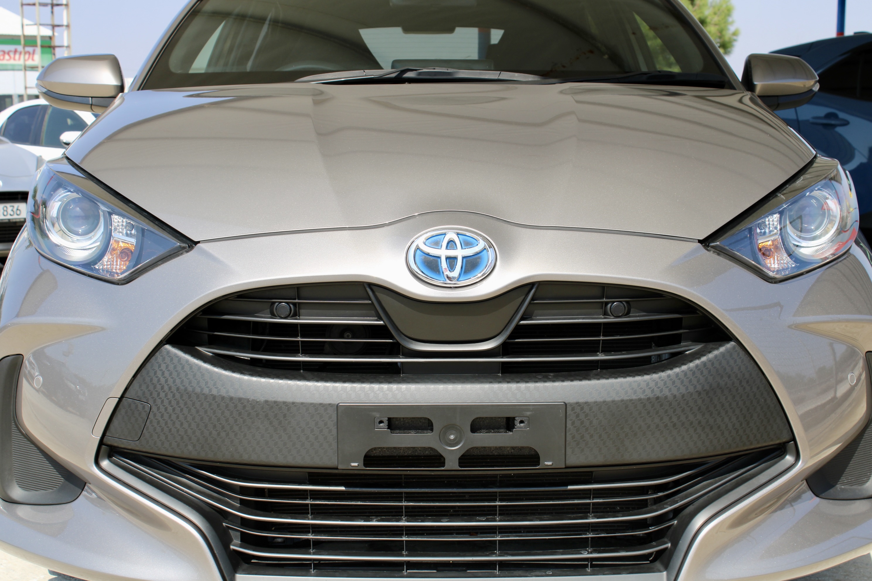 
								Toyota Yaris Hybrid full									