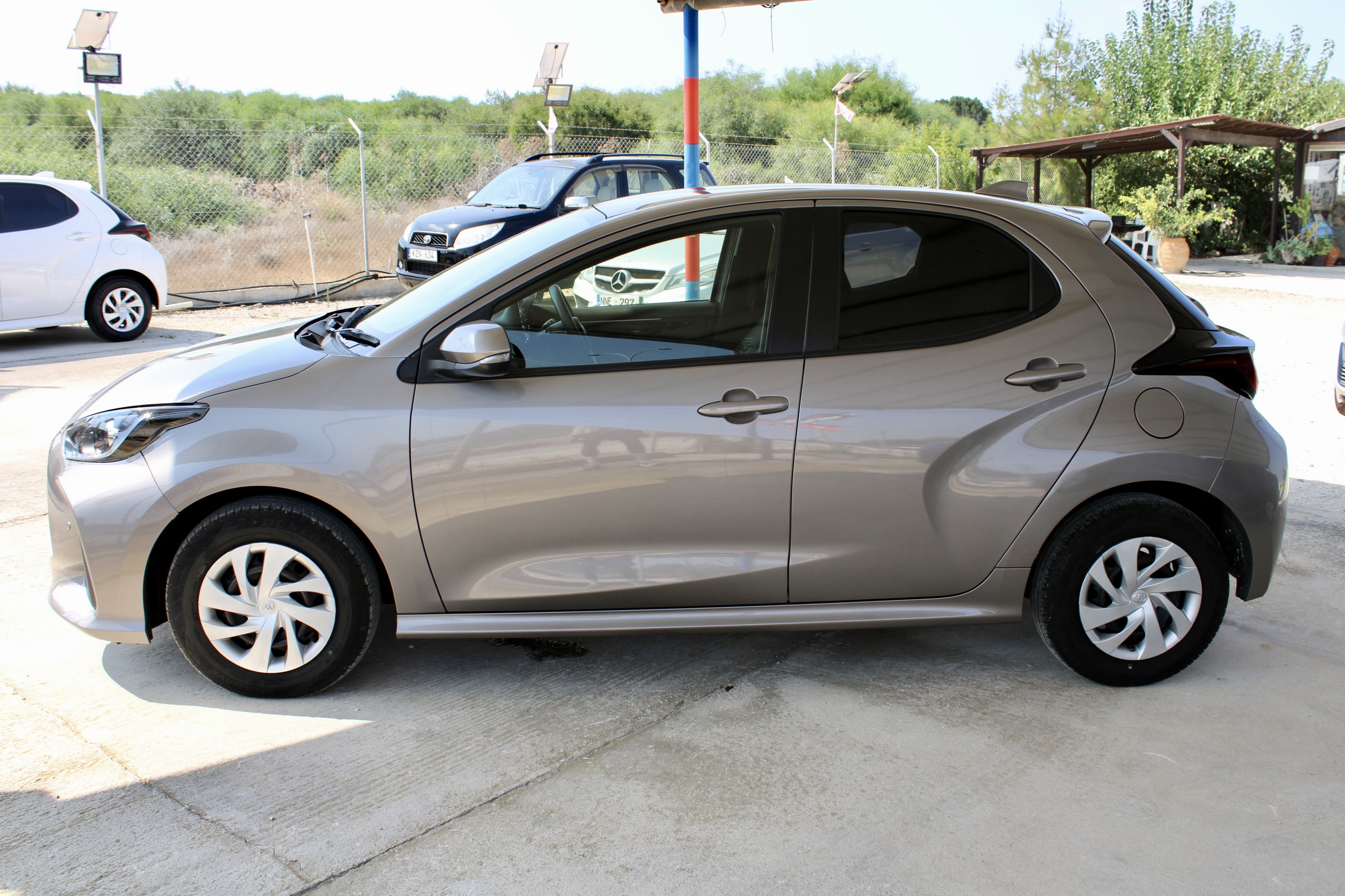 
								Toyota Yaris Hybrid full									
