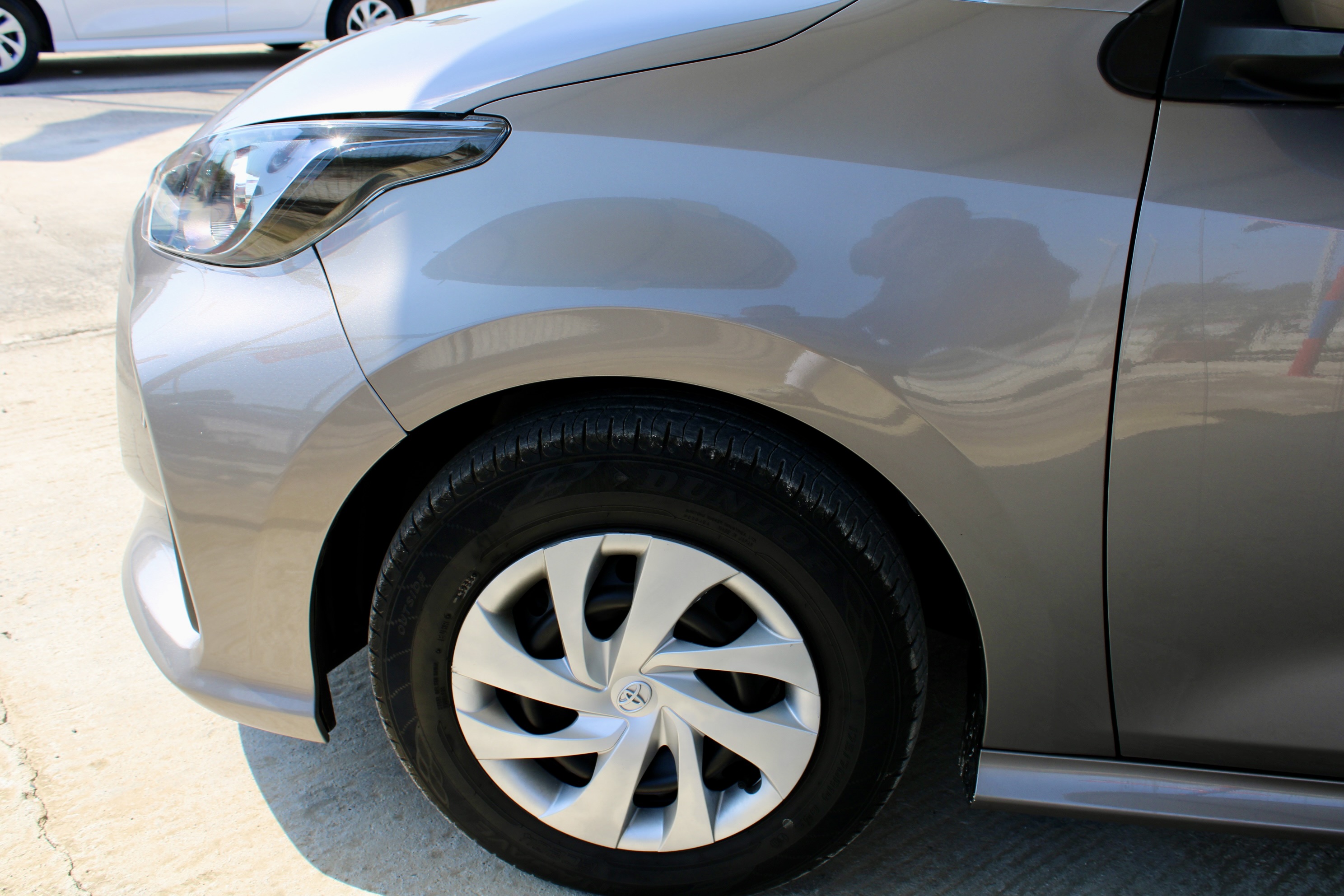 
								Toyota Yaris Hybrid full									