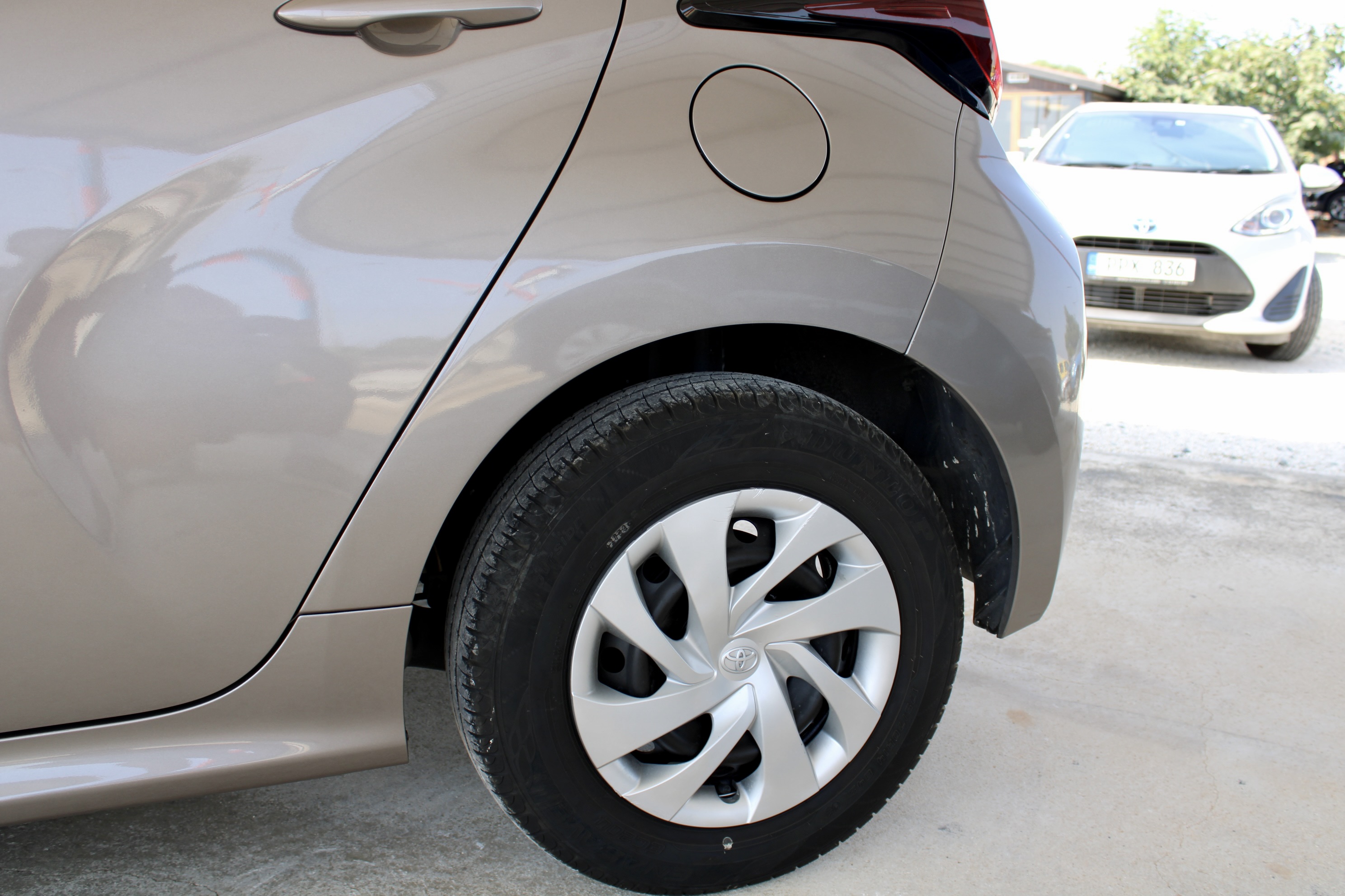 
								Toyota Yaris Hybrid full									