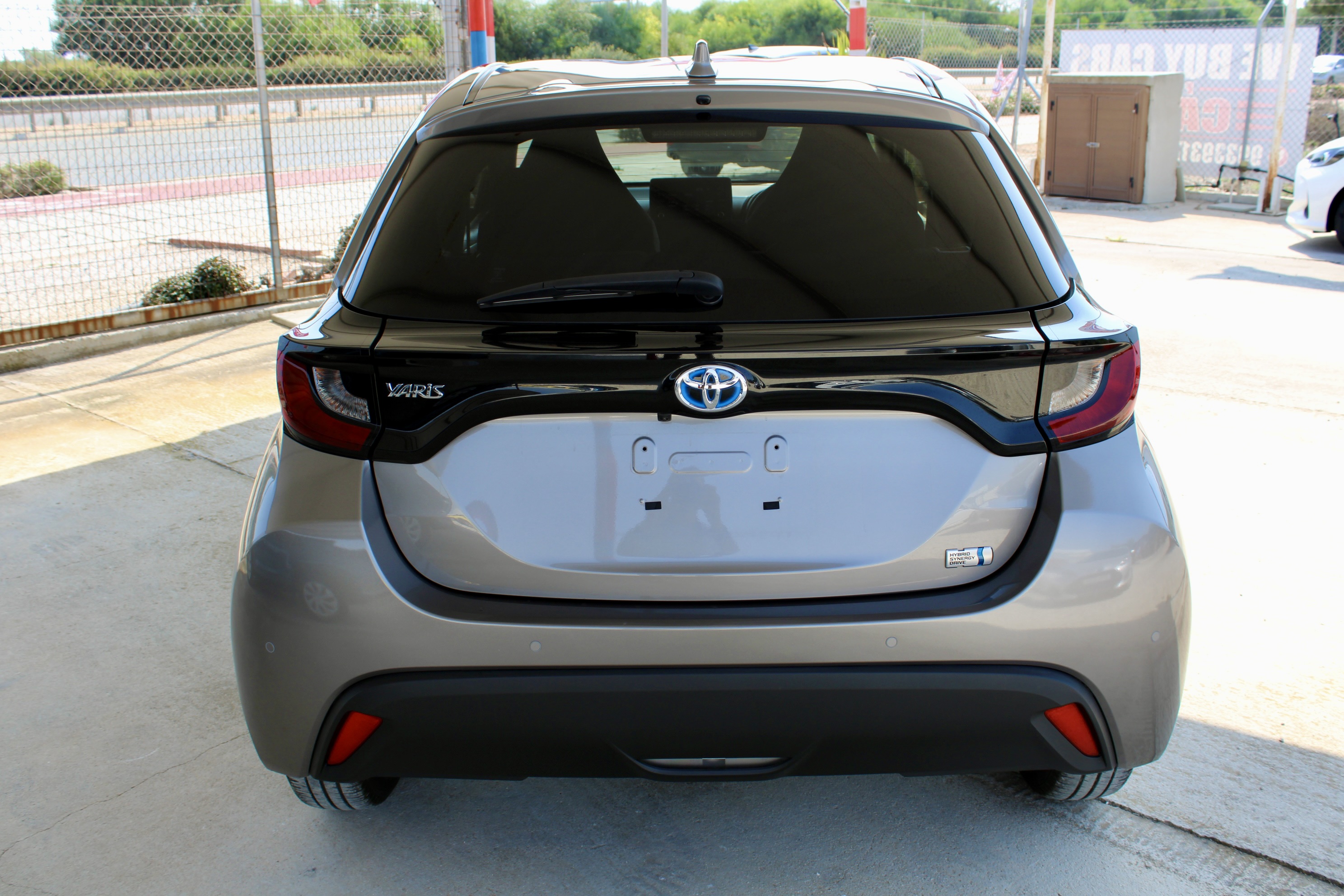 
								Toyota Yaris Hybrid full									