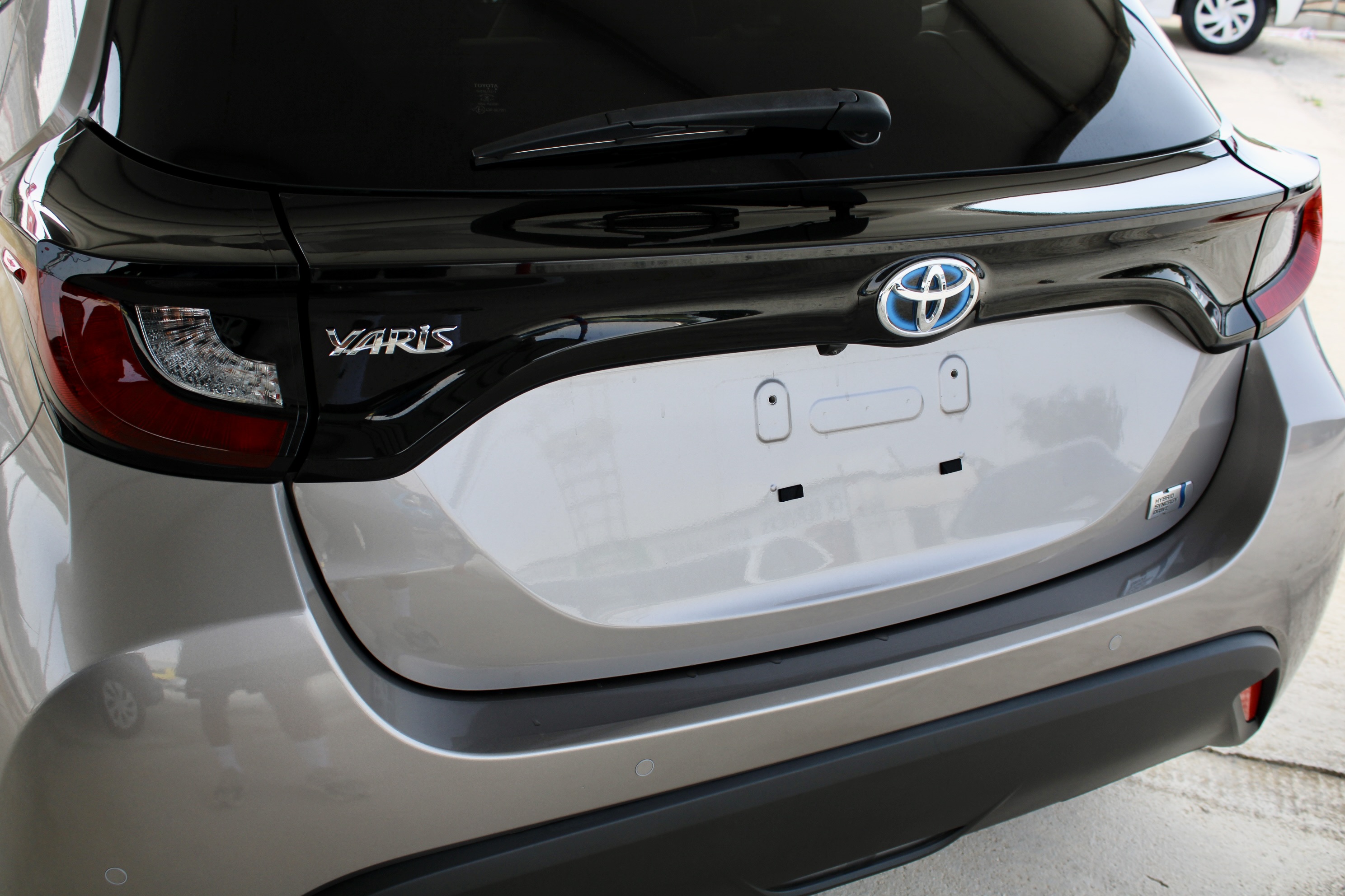 
								Toyota Yaris Hybrid full									