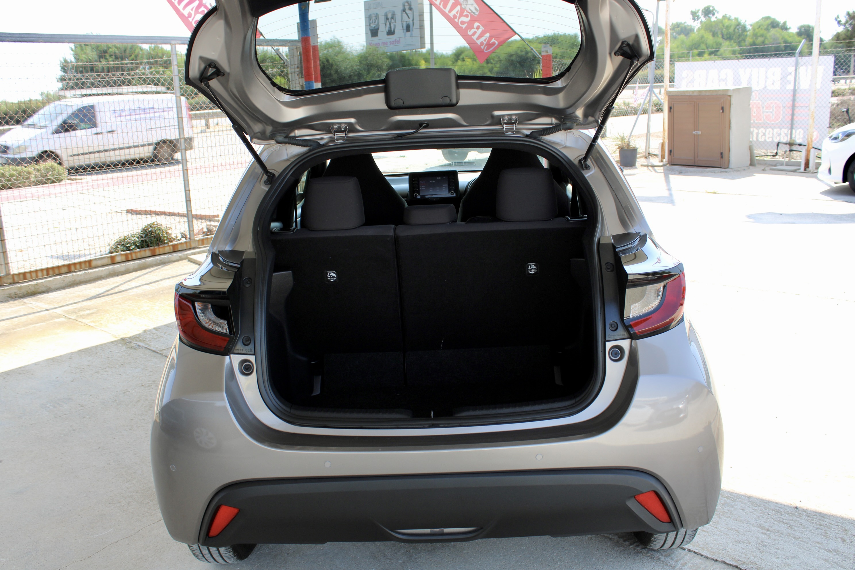 
								Toyota Yaris Hybrid full									