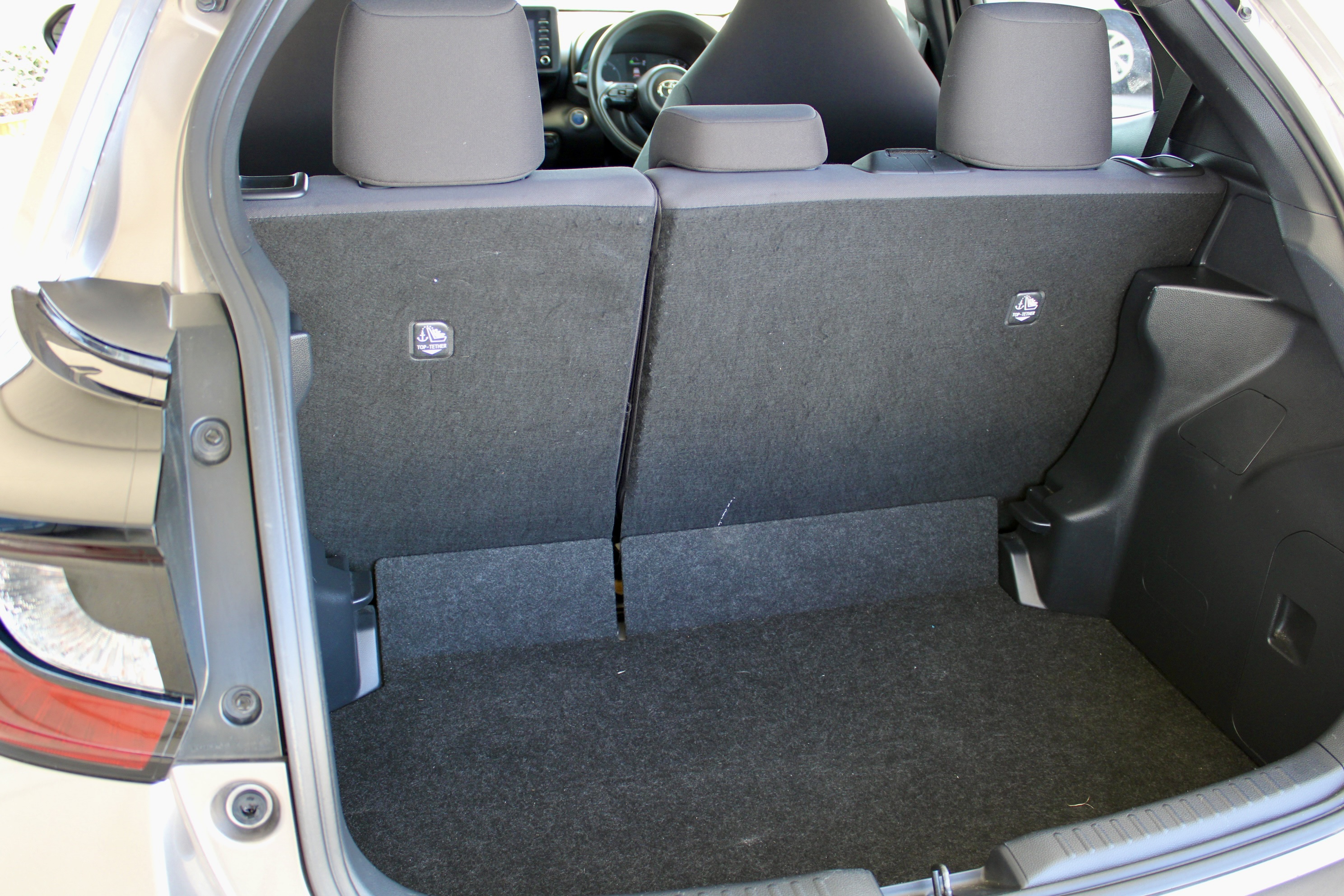 
								Toyota Yaris Hybrid full									