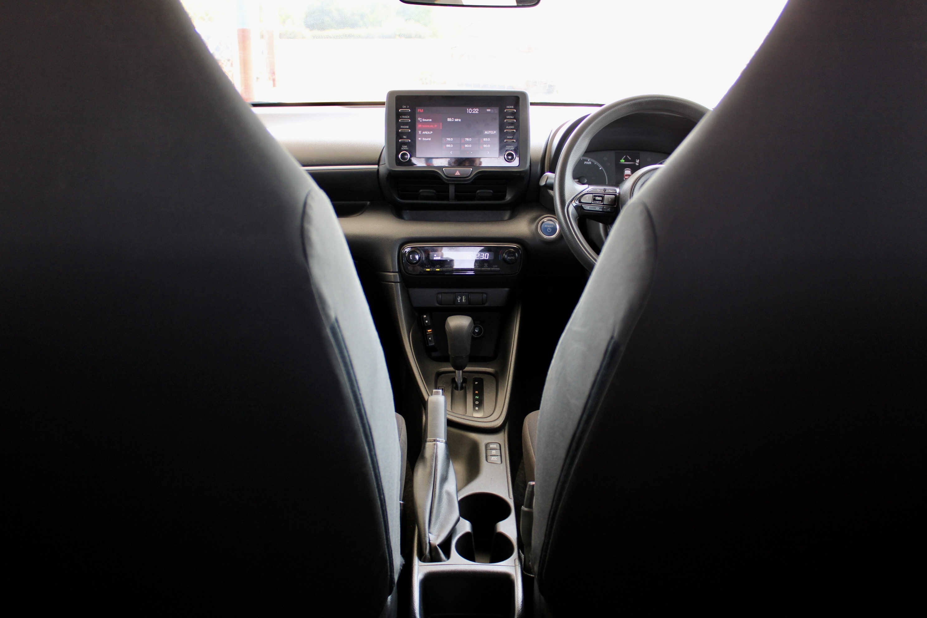 
								Toyota Yaris Hybrid full									
