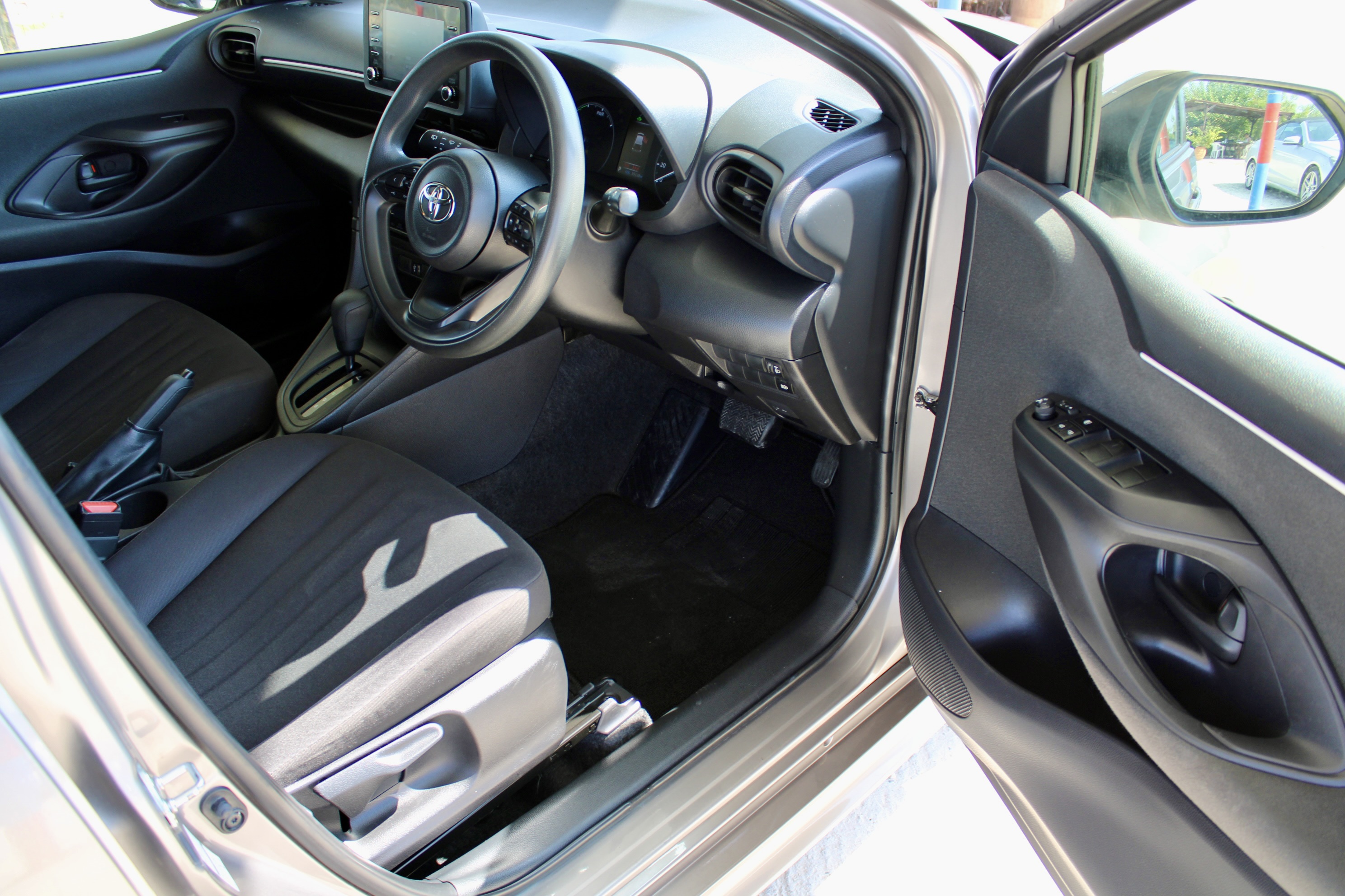 
								Toyota Yaris Hybrid full									