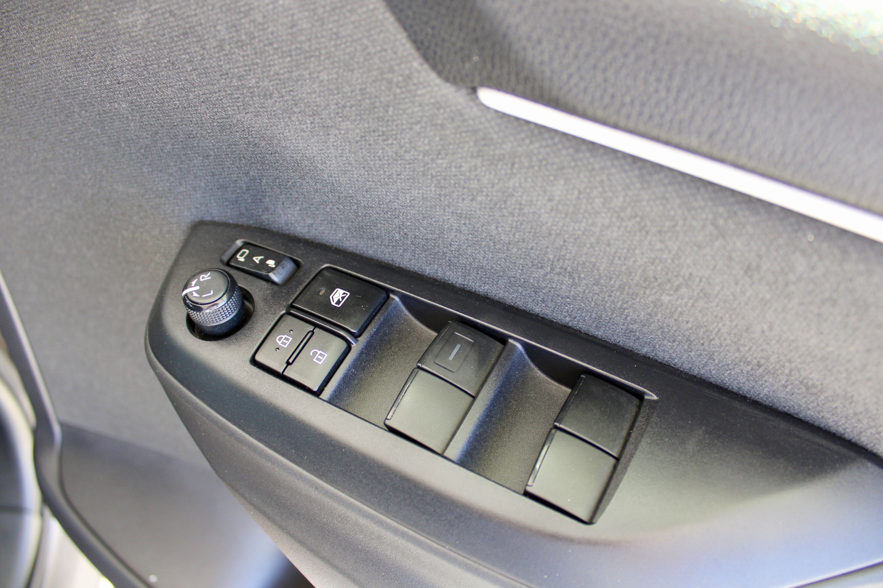 
								Toyota Yaris Hybrid full									