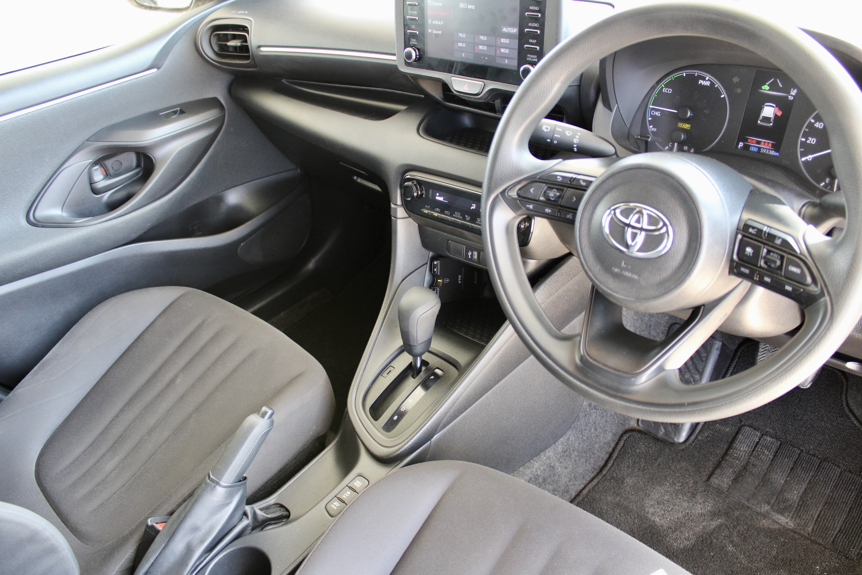 
								Toyota Yaris Hybrid full									