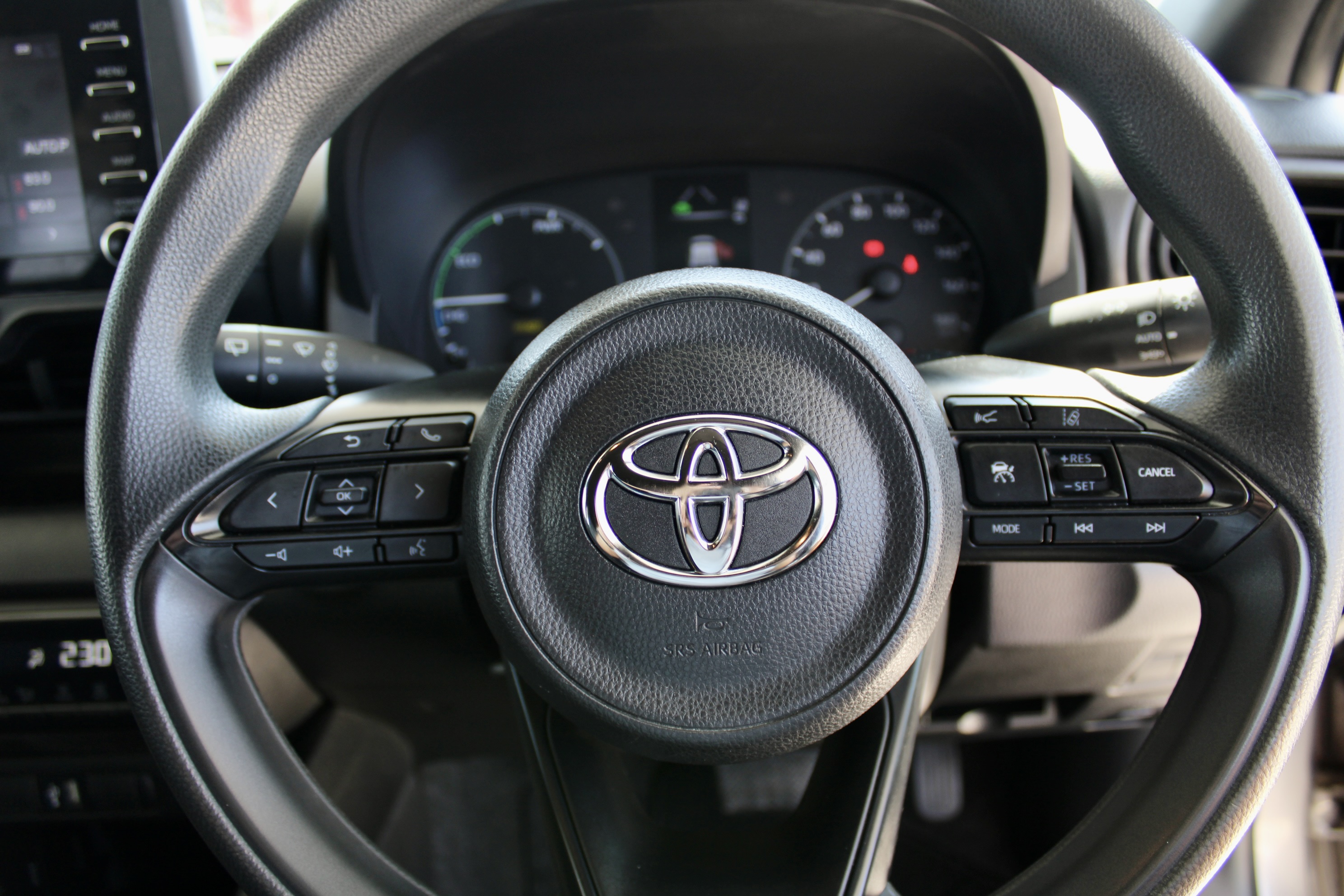 
								Toyota Yaris Hybrid full									