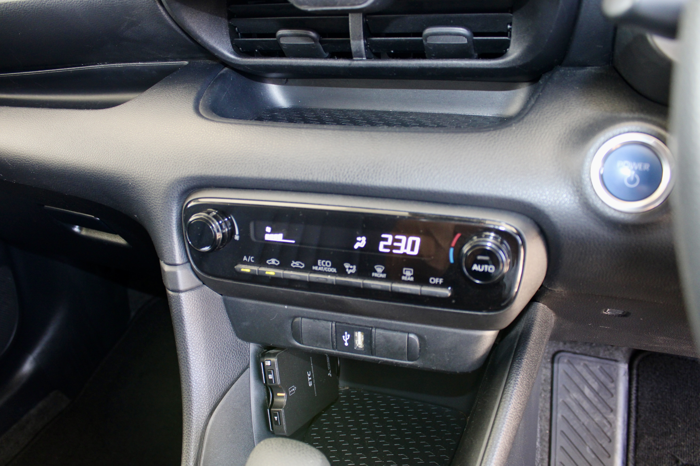
								Toyota Yaris Hybrid full									