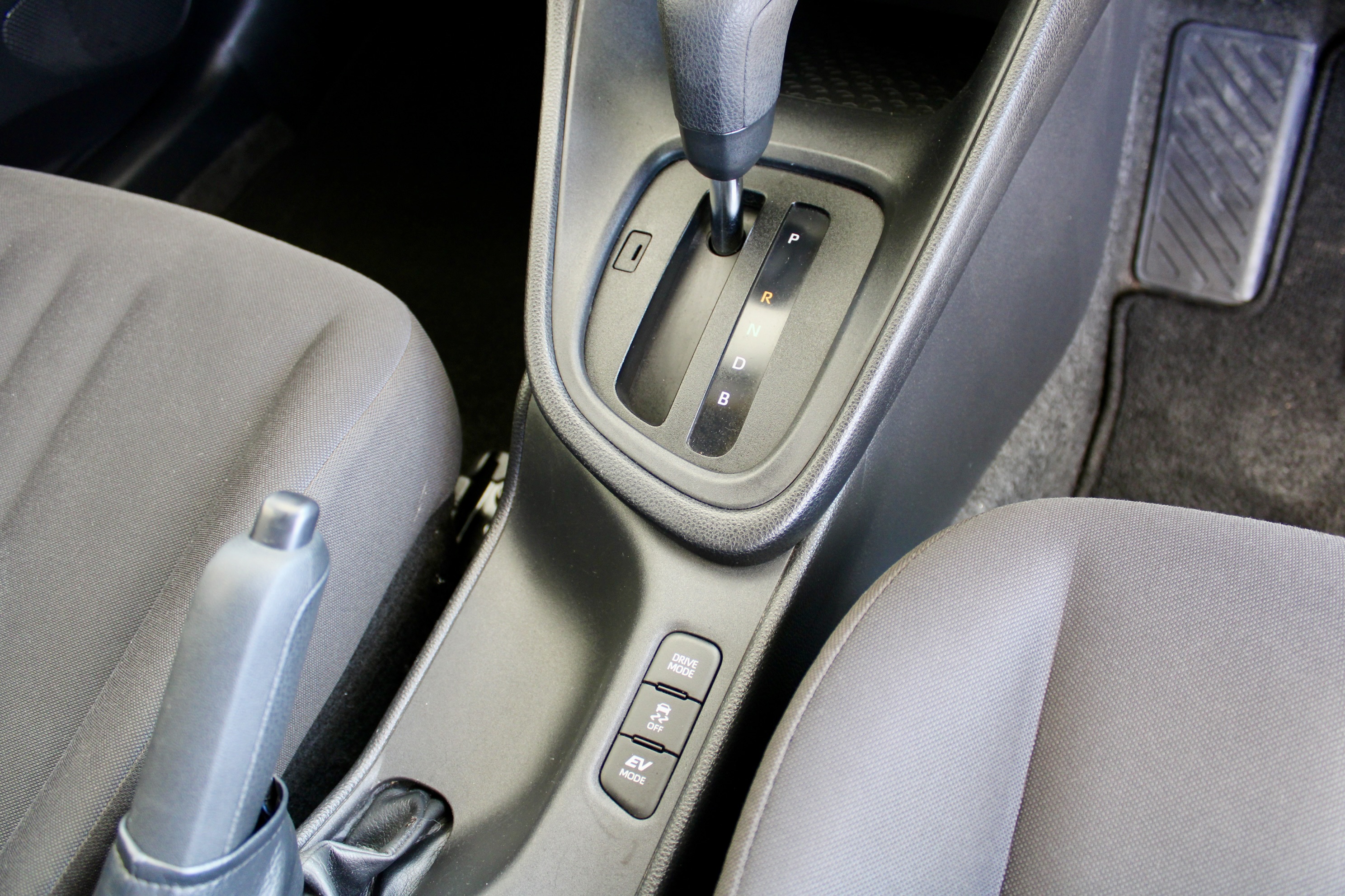 
								Toyota Yaris Hybrid full									
