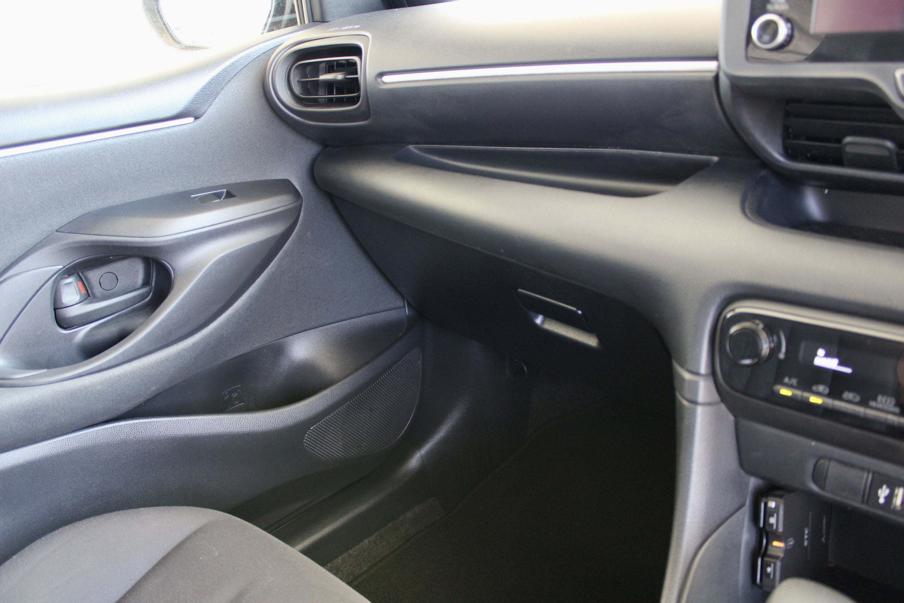 
								Toyota Yaris Hybrid full									