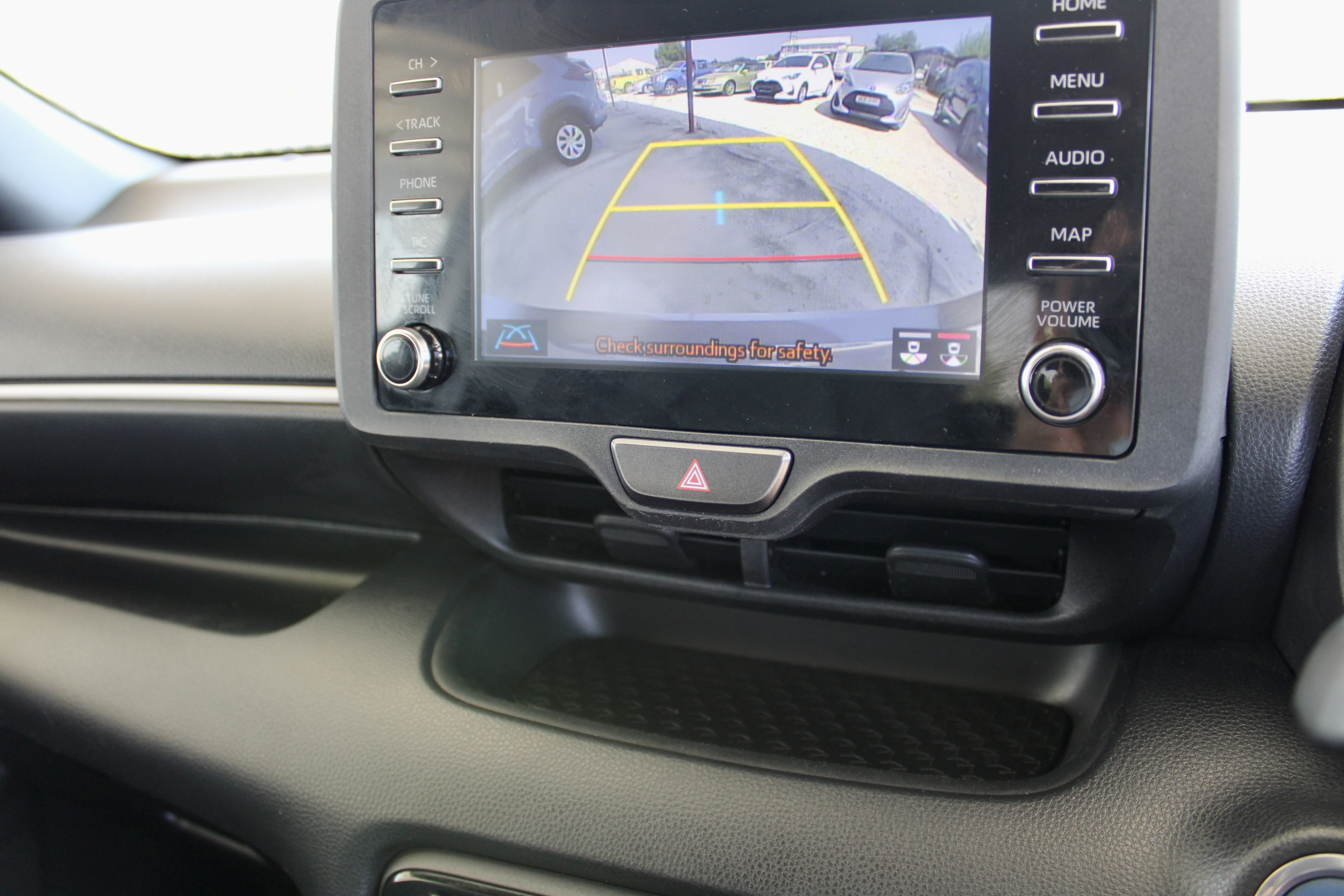 
								Toyota Yaris Hybrid full									
