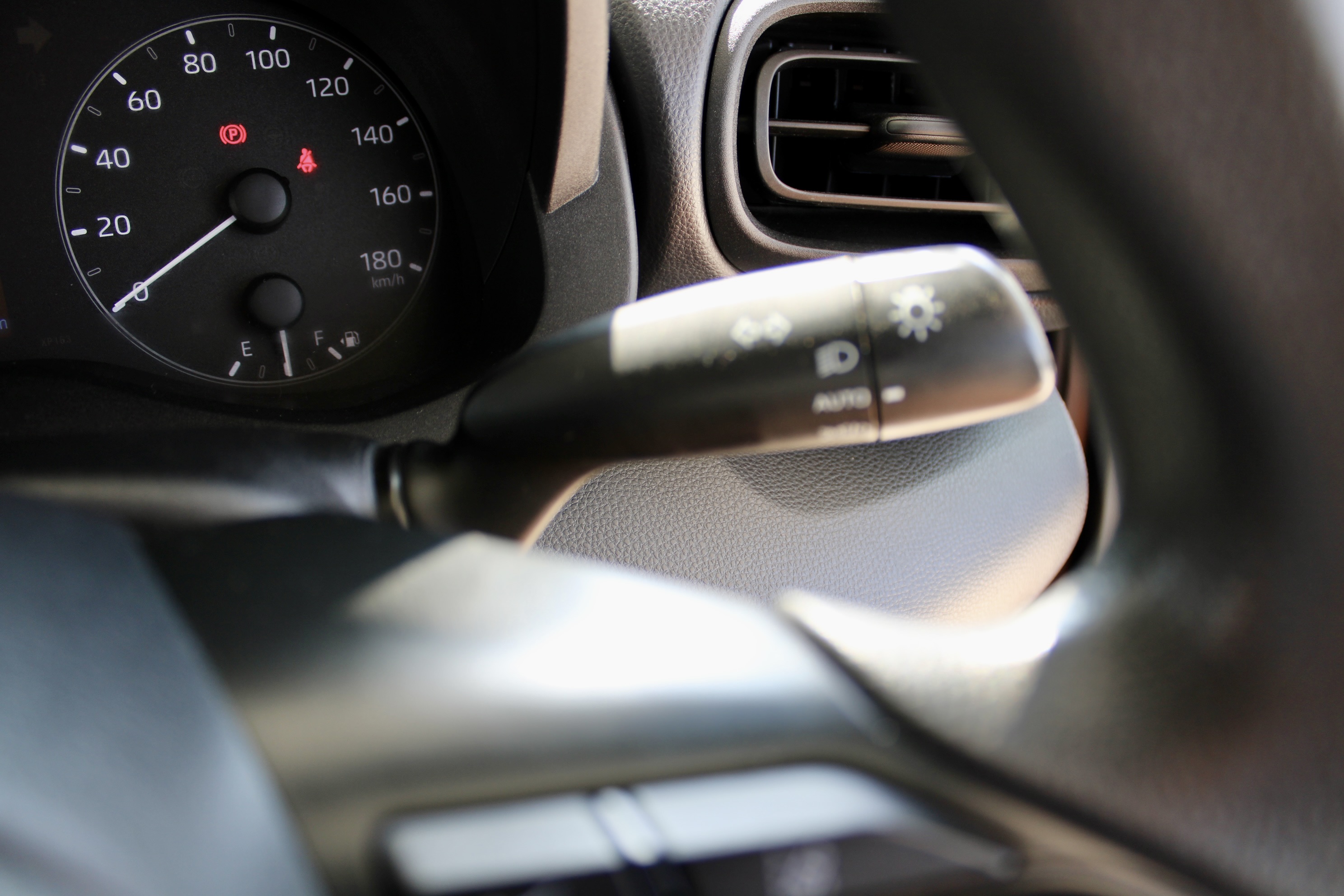 
								Toyota Yaris Hybrid full									