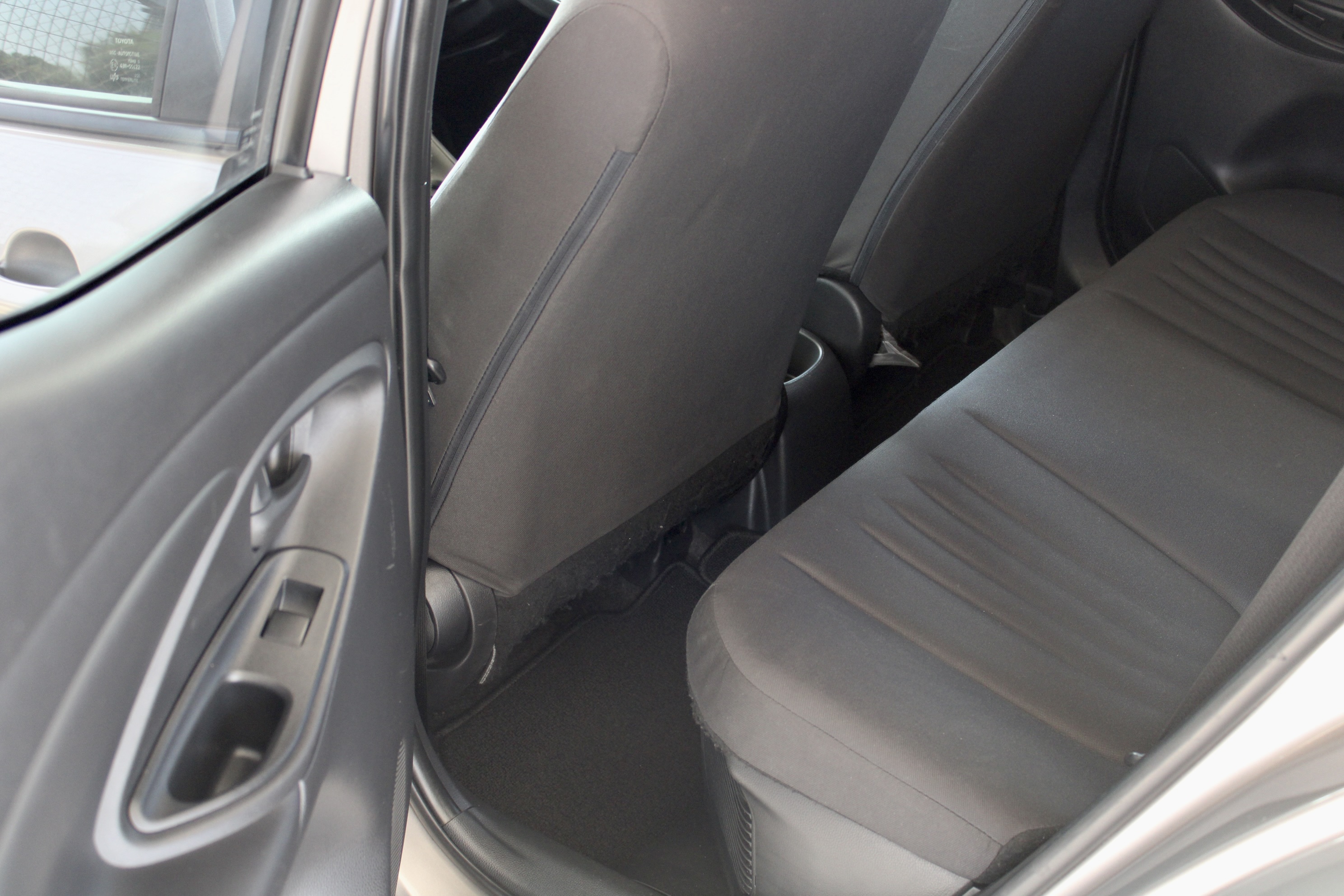 
								Toyota Yaris Hybrid full									