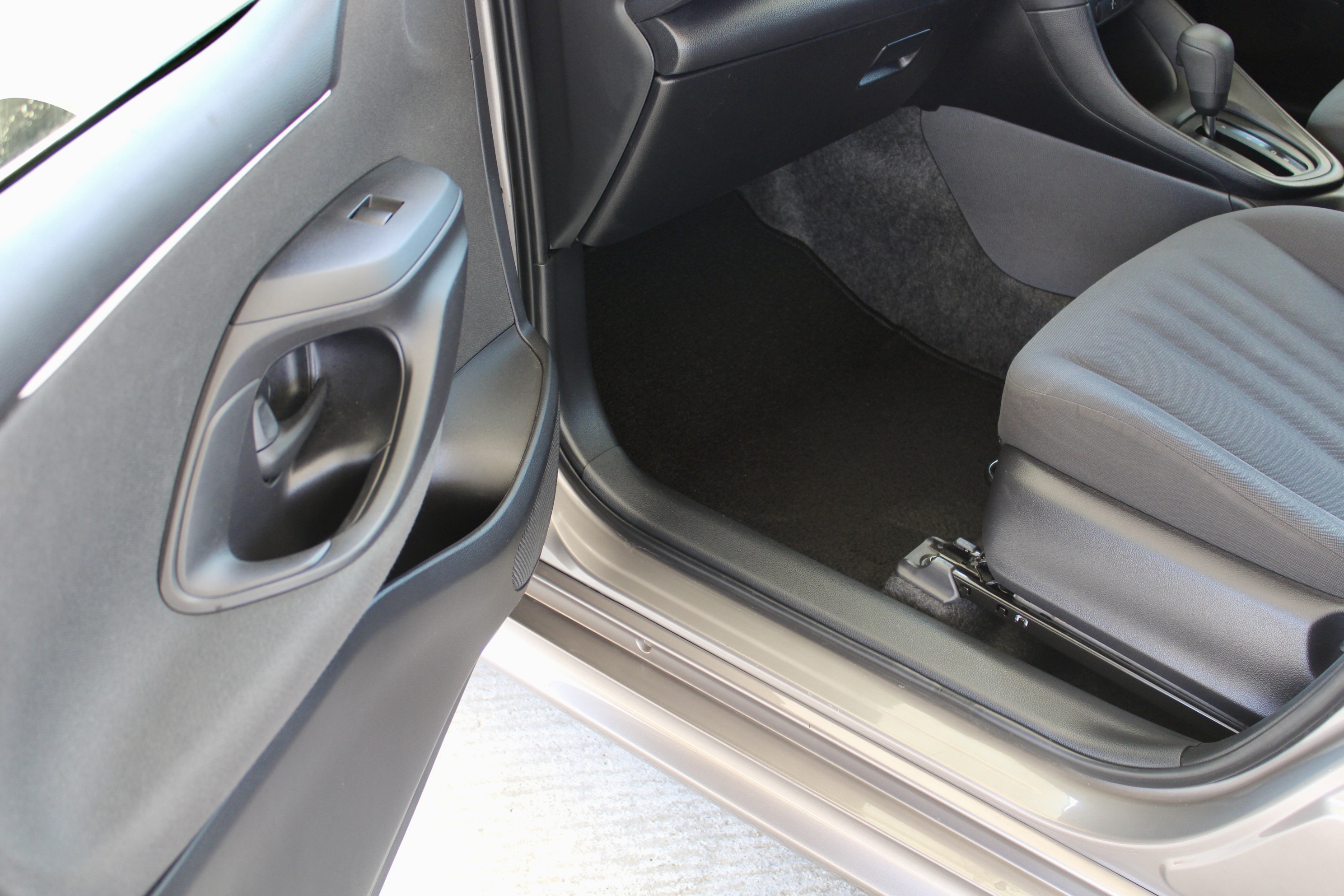 
								Toyota Yaris Hybrid full									