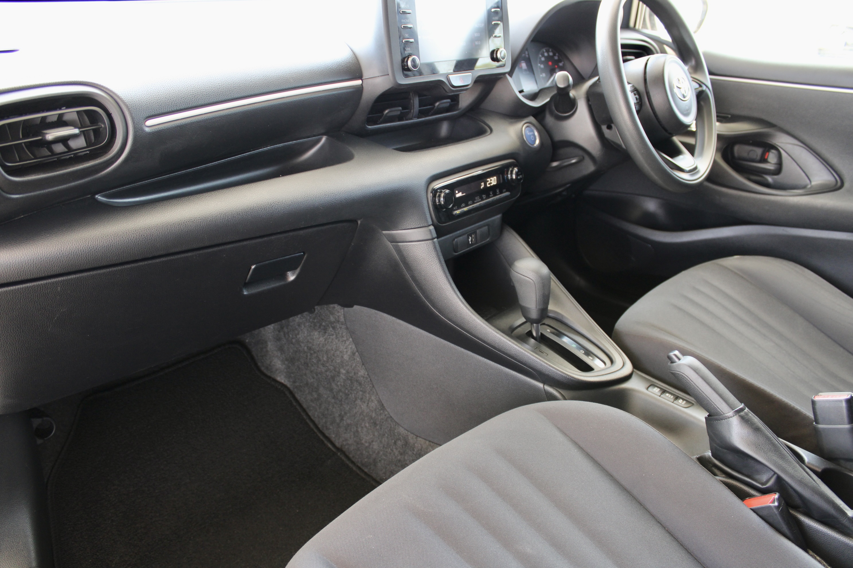 
								Toyota Yaris Hybrid full									