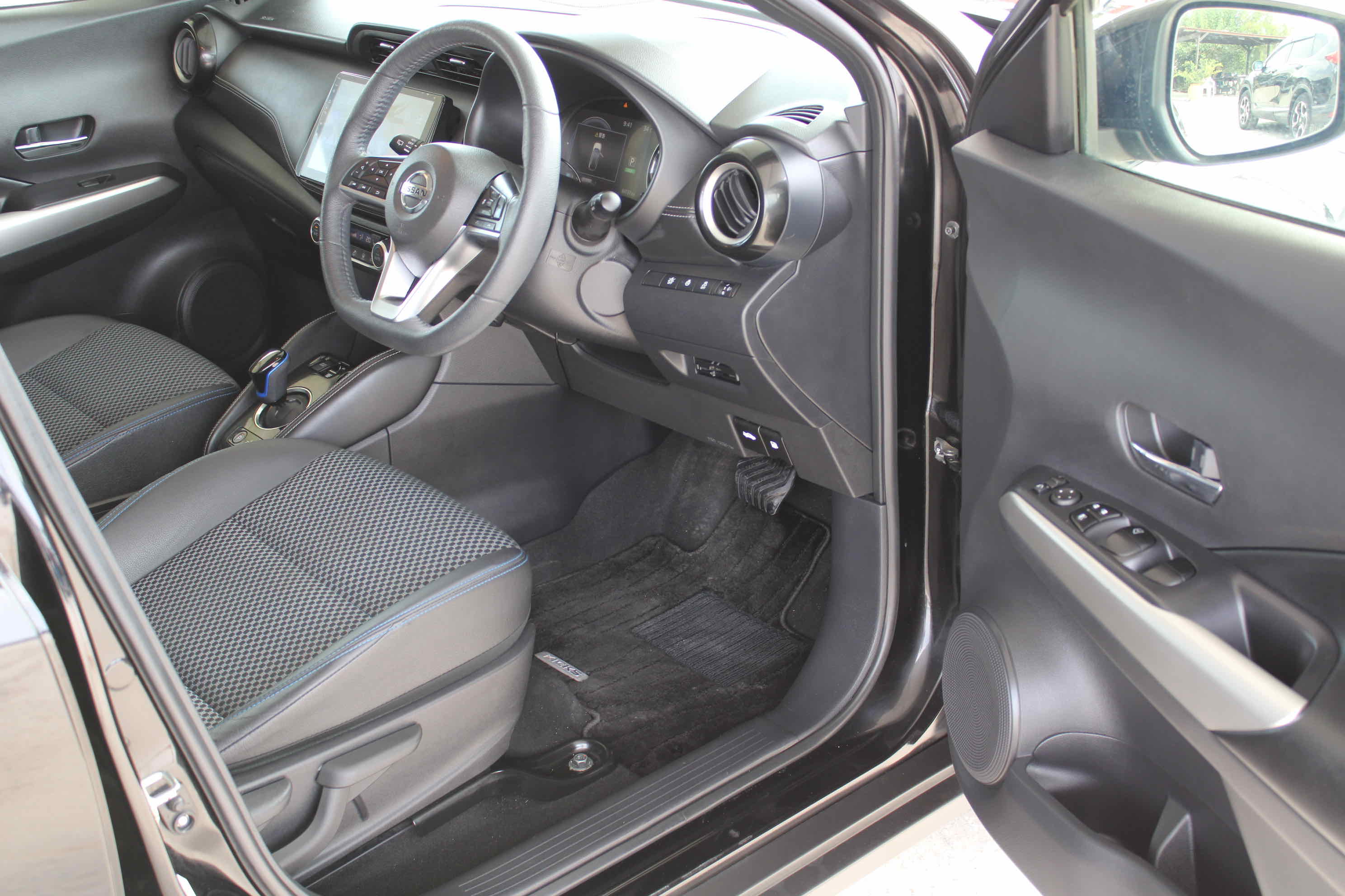 
								Nissan Kicks e-POWER full									