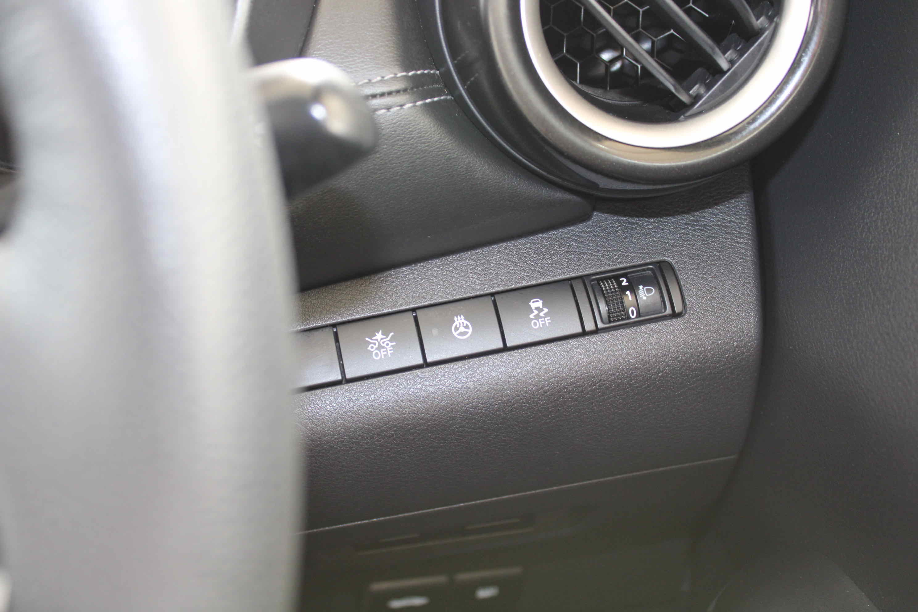 
								Nissan Kicks e-POWER full									