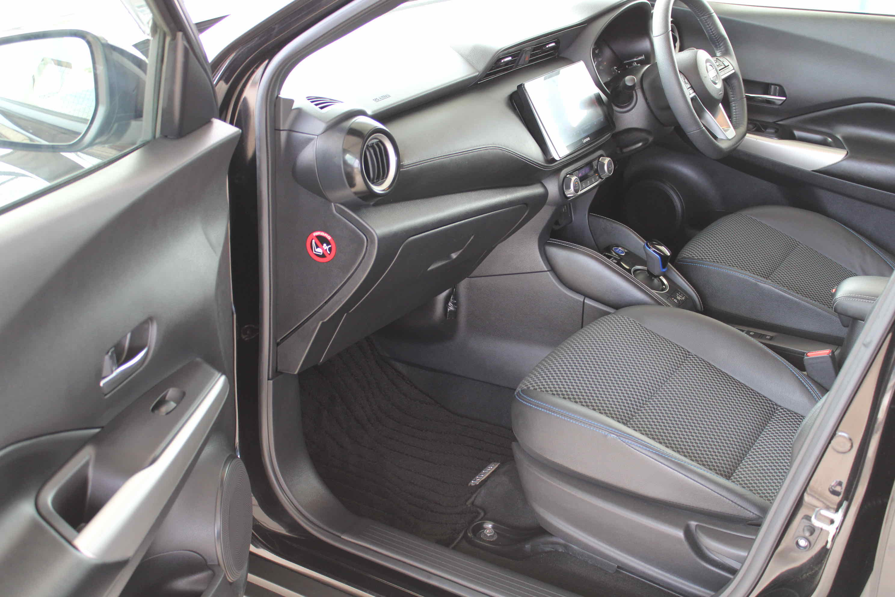 
								Nissan Kicks e-POWER full									