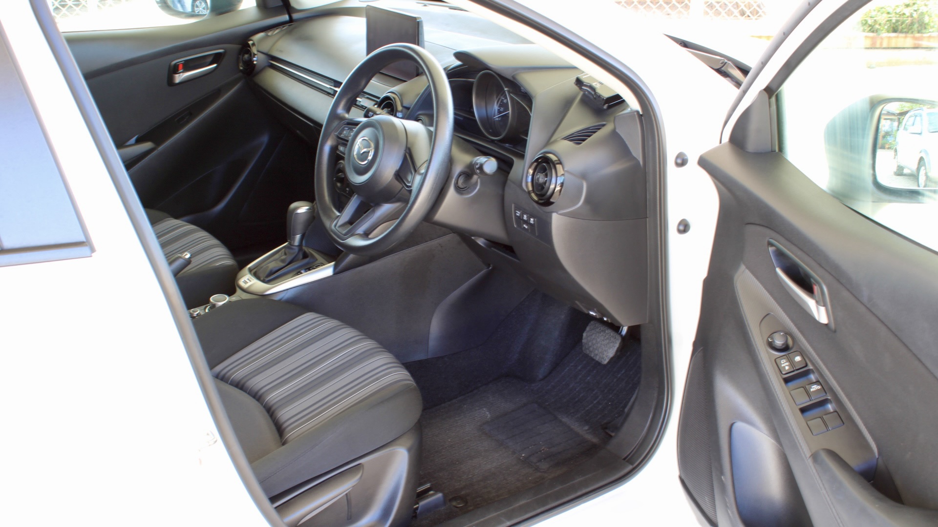 
								Mazda 2 Skyactiv-G full									