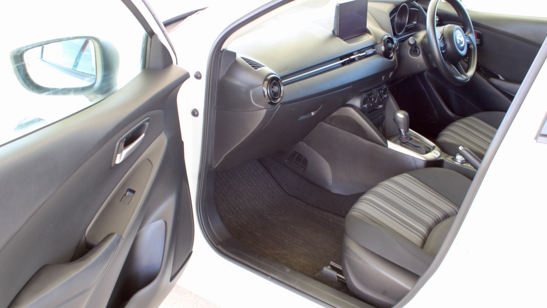 
								Mazda 2 Skyactiv-G full									