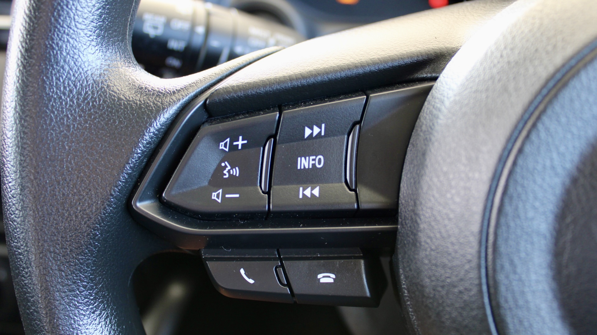 
								Mazda 2 Skyactiv-G full									