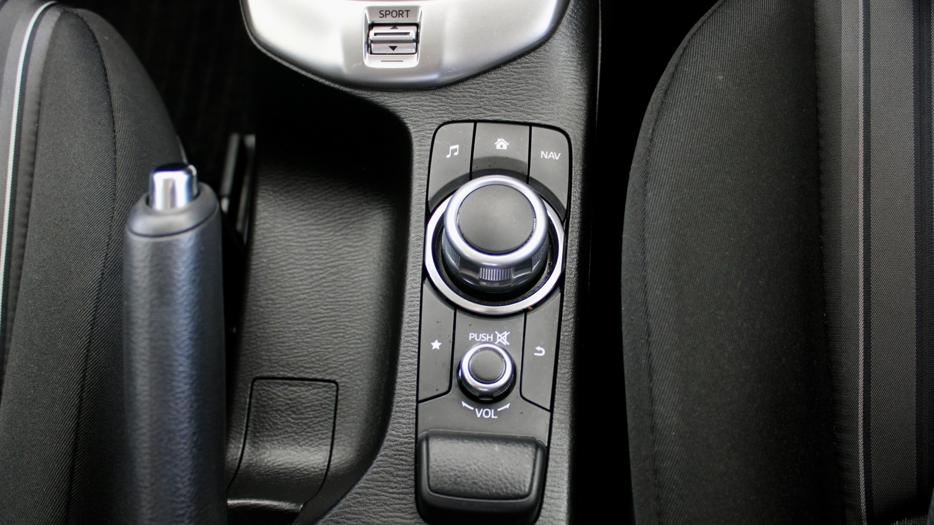 
								Mazda 2 Skyactiv-G full									