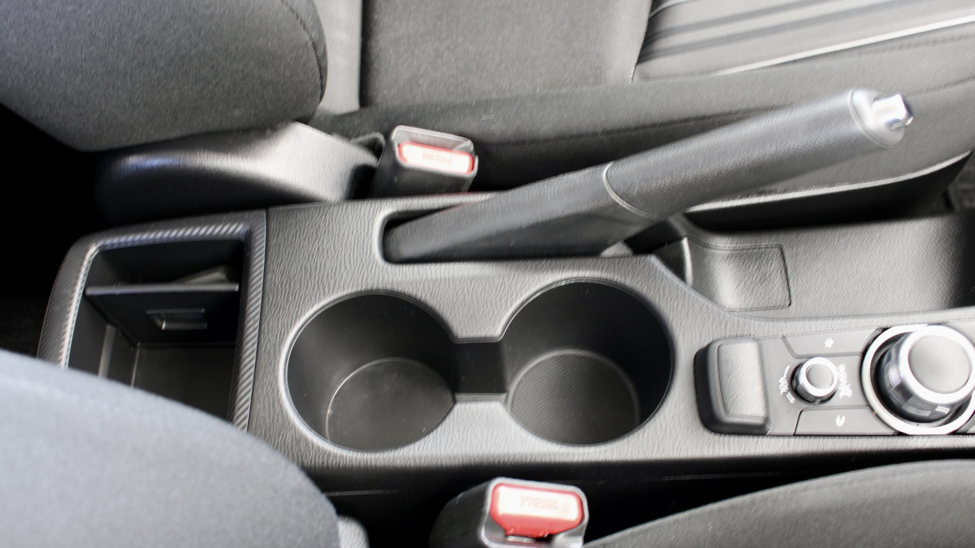 
								Mazda 2 Skyactiv-G full									