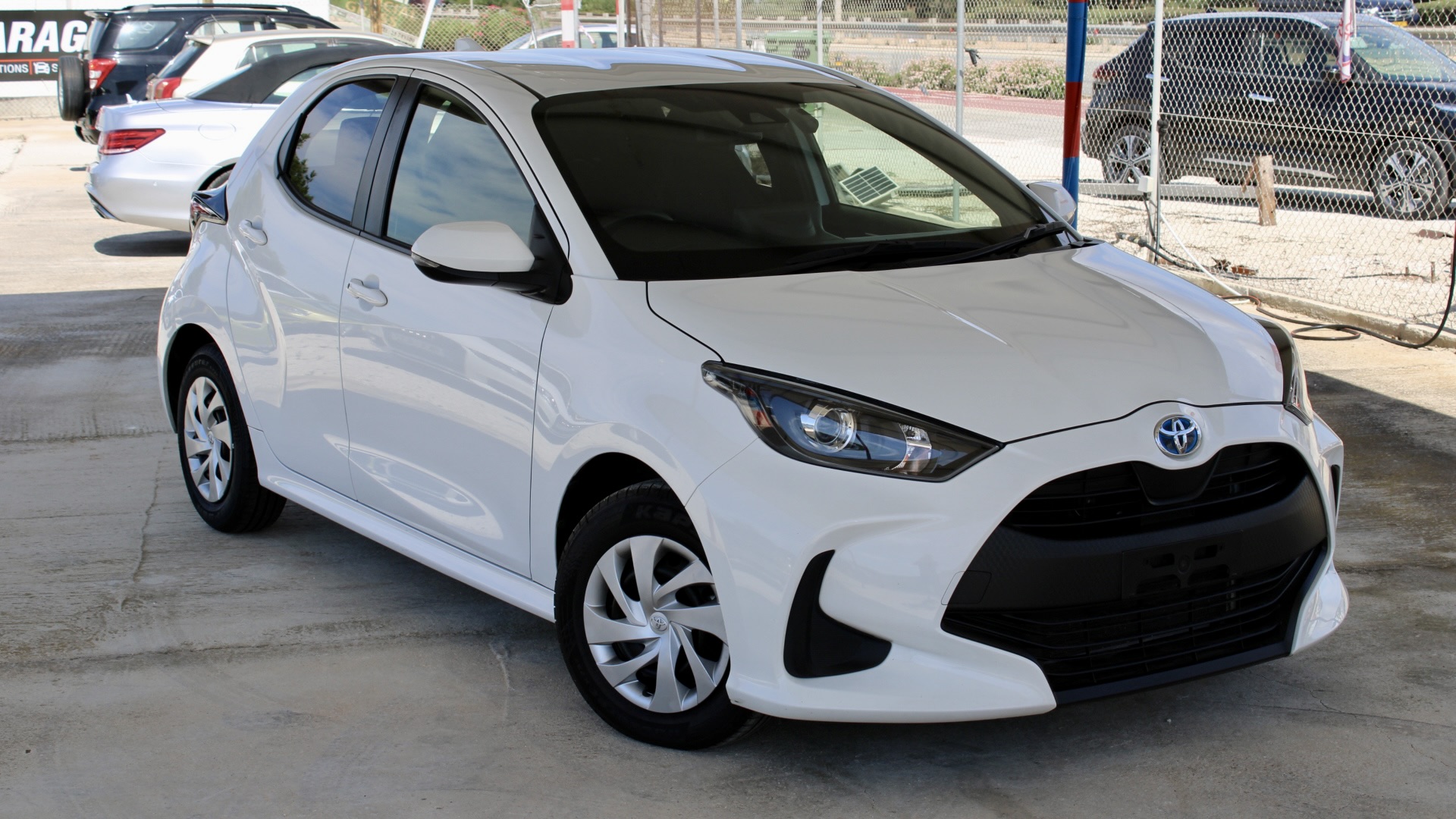 
								2023 Toyota Yaris Hybrid full									