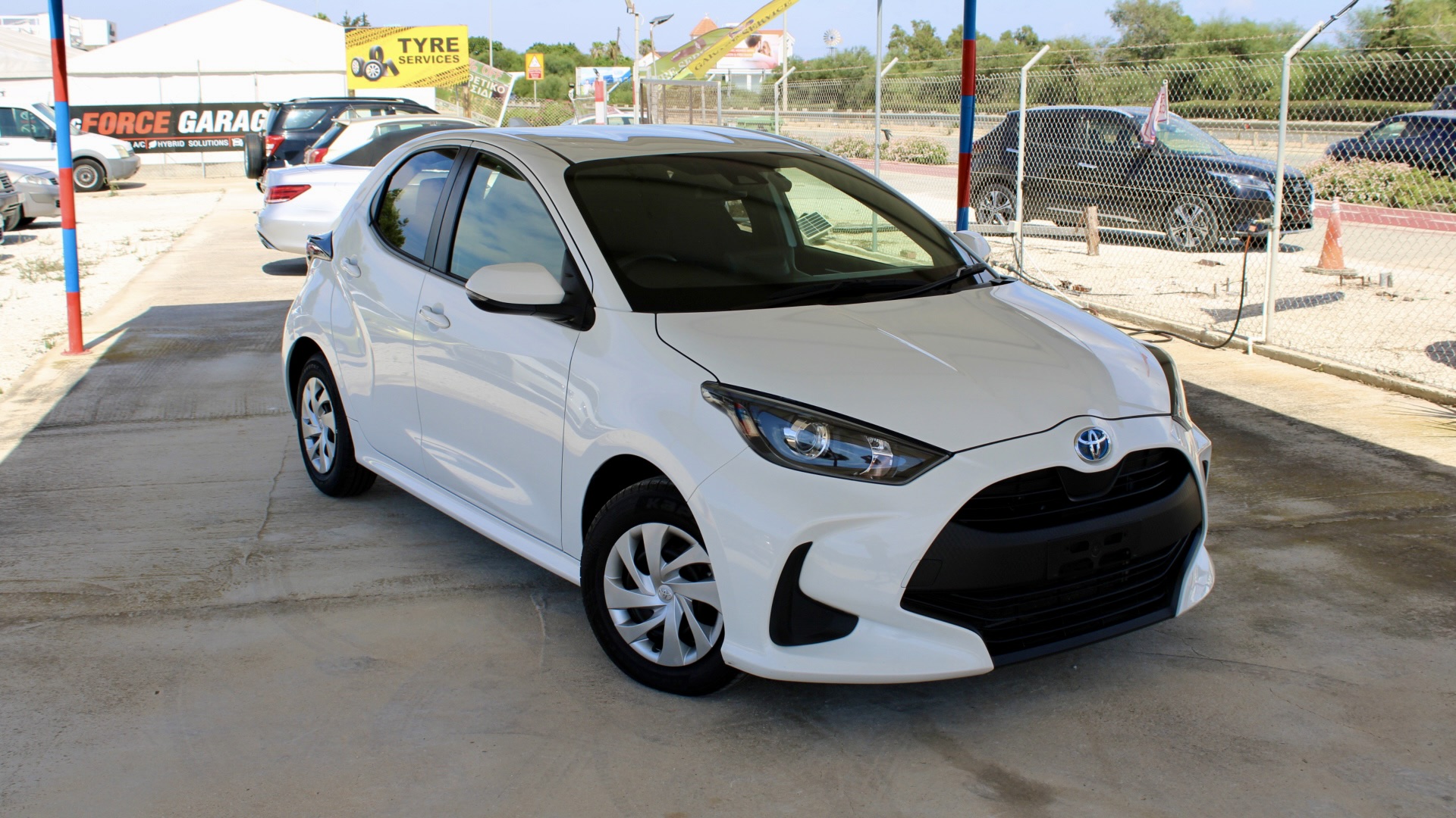 
								2023 Toyota Yaris Hybrid full									