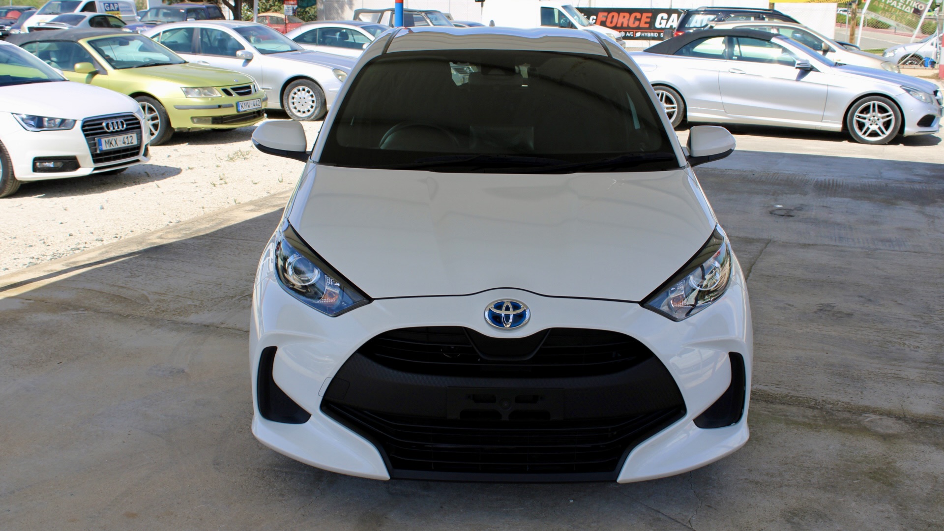 
								2023 Toyota Yaris Hybrid full									