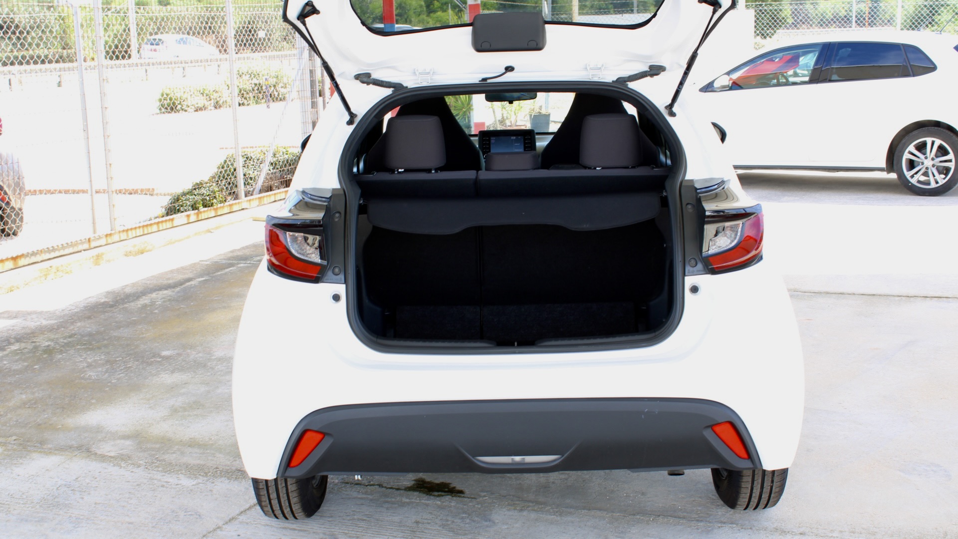 
								2023 Toyota Yaris Hybrid full									