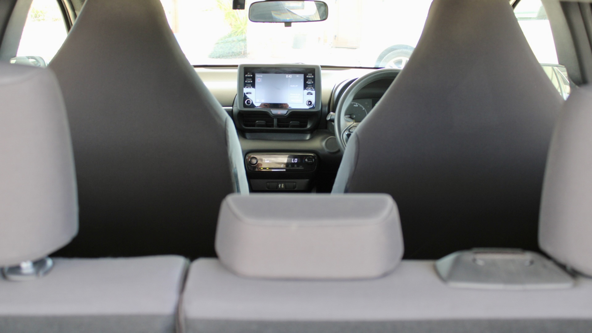 
								2023 Toyota Yaris Hybrid full									