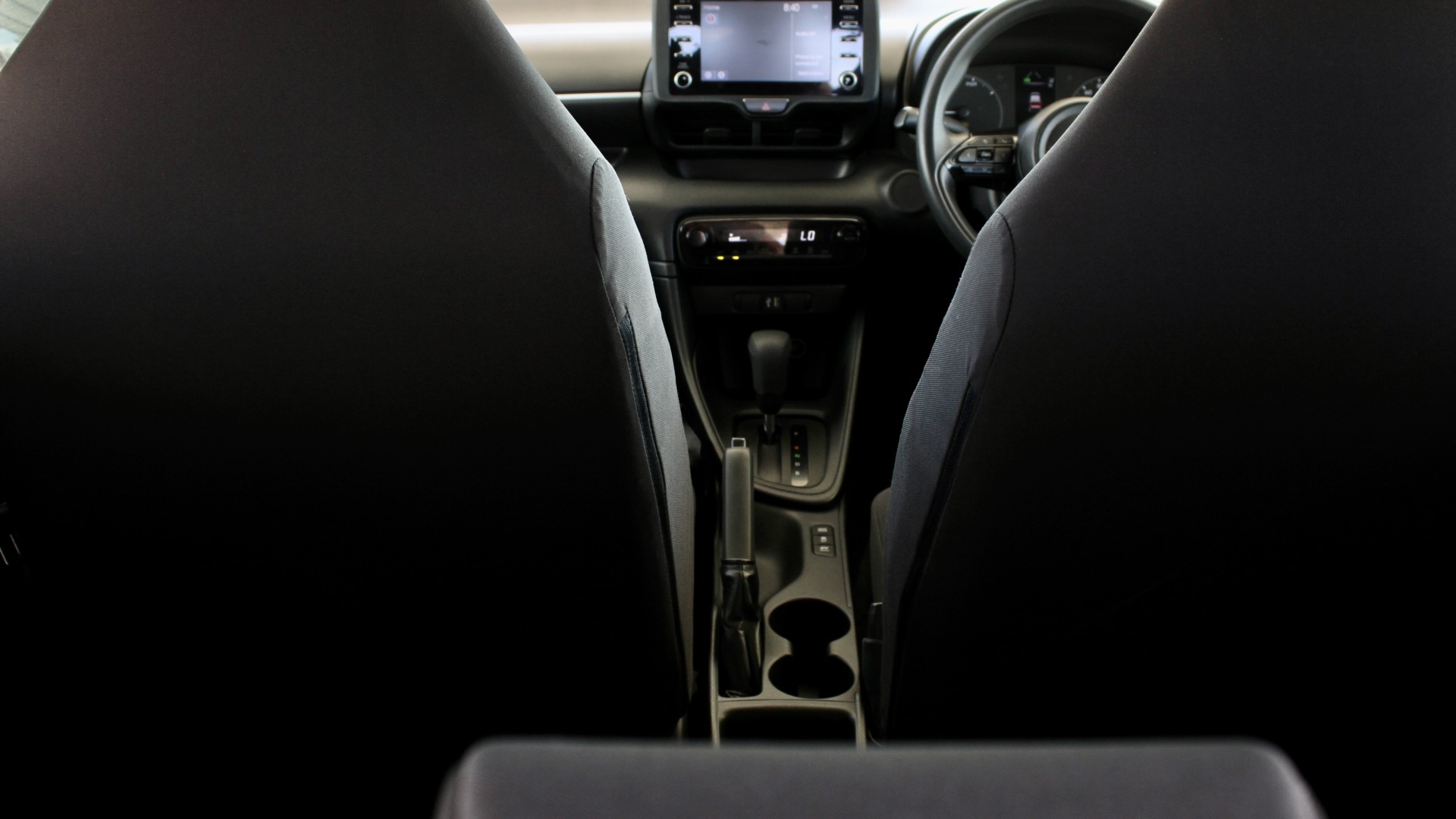 
								2023 Toyota Yaris Hybrid full									