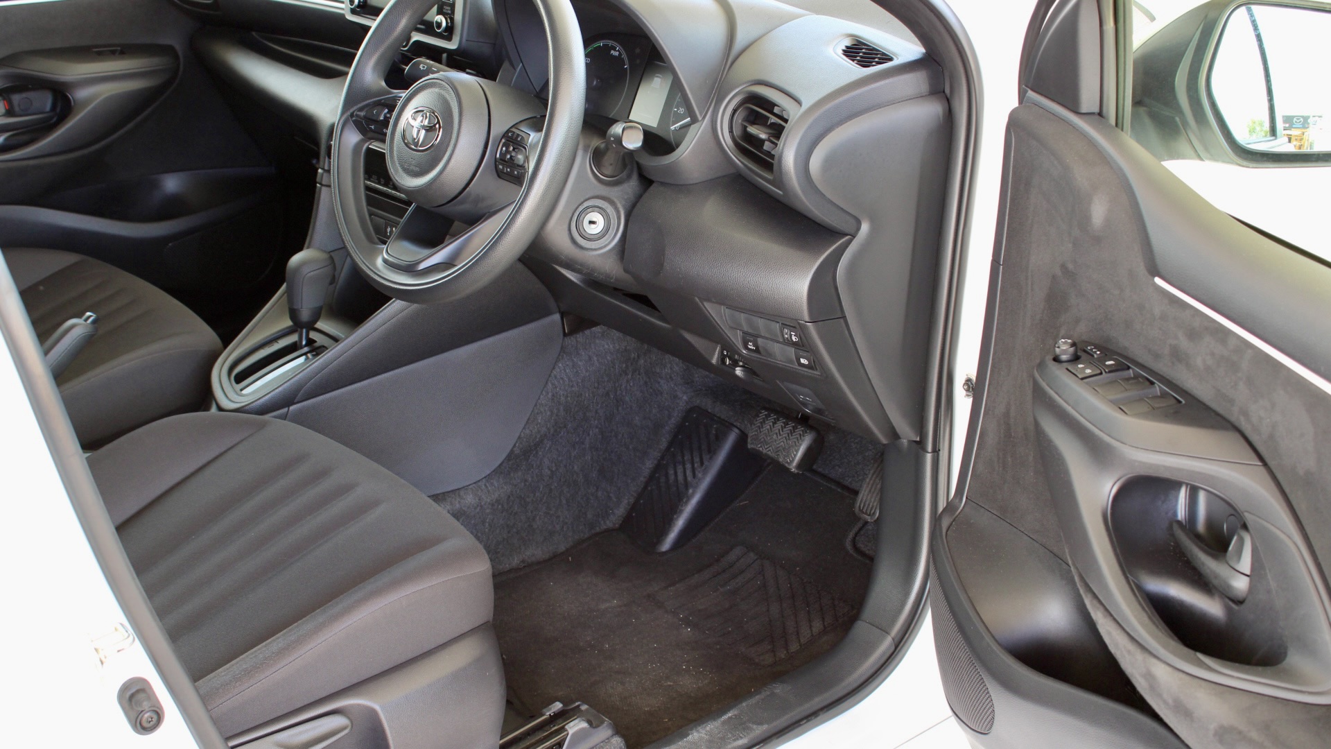 
								2023 Toyota Yaris Hybrid full									