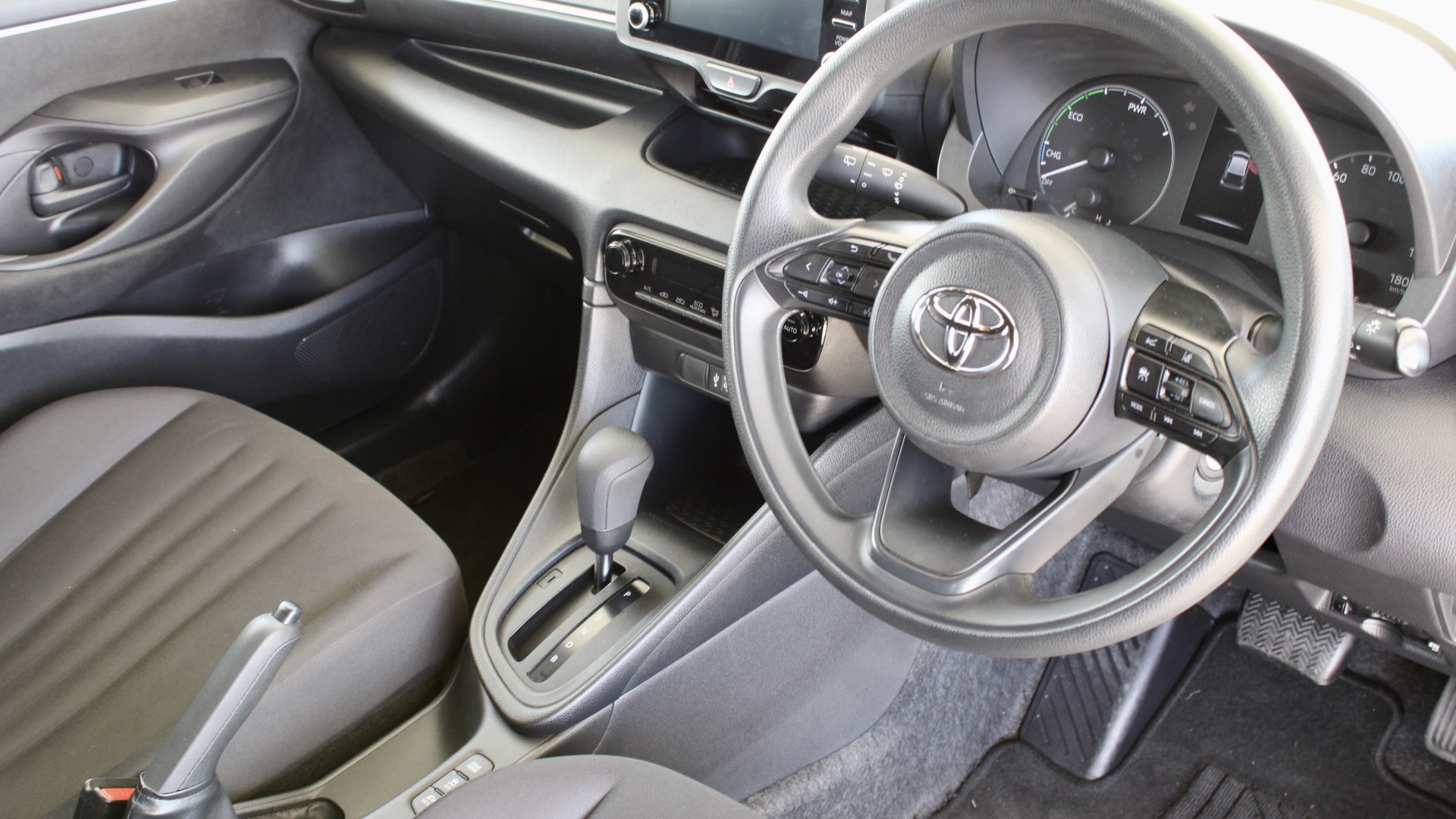 
								2023 Toyota Yaris Hybrid full									