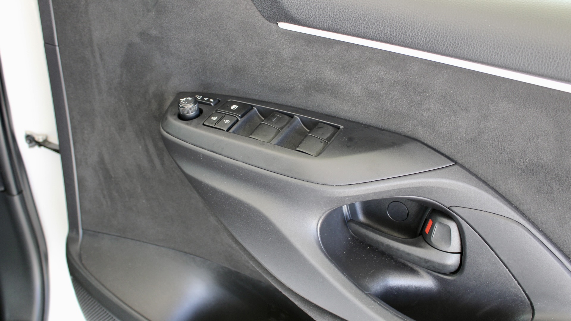 
								2023 Toyota Yaris Hybrid full									