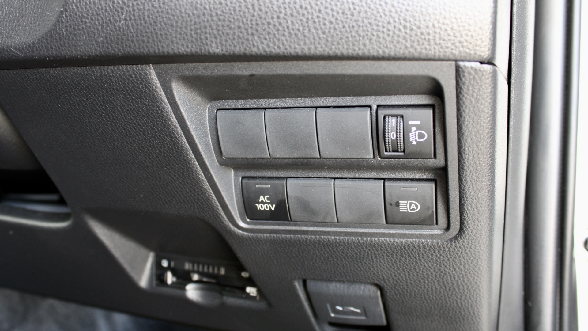 
								2023 Toyota Yaris Hybrid full									