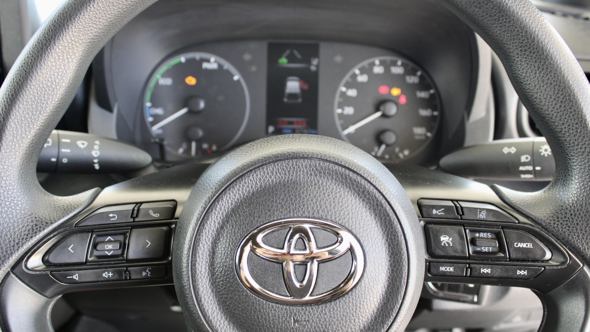 
								2023 Toyota Yaris Hybrid full									